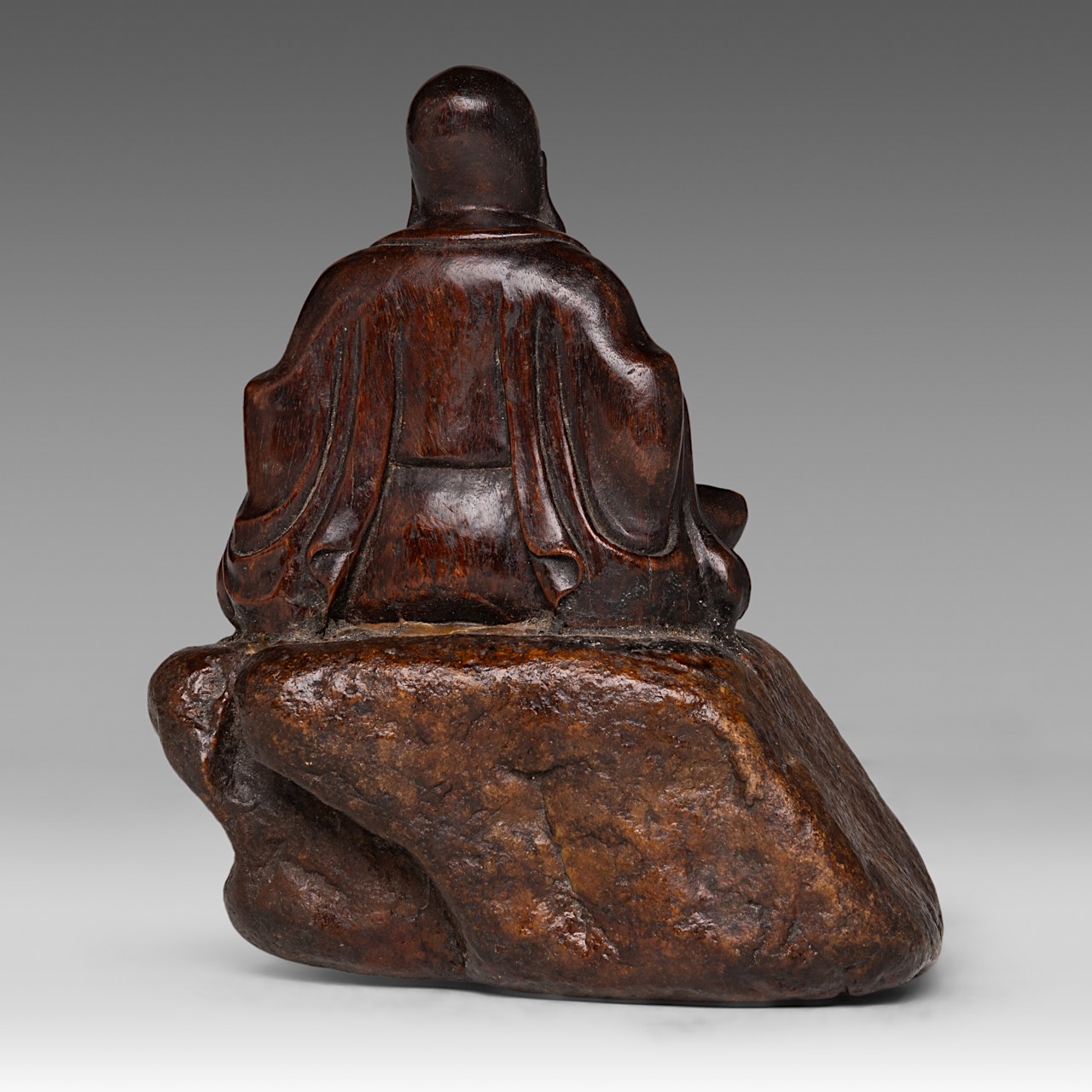 A finely carved wooden figure of 'Open Heart Gobaka Arhat (Luohan)', fixed on rock work, 18thC/19thC - Image 4 of 8