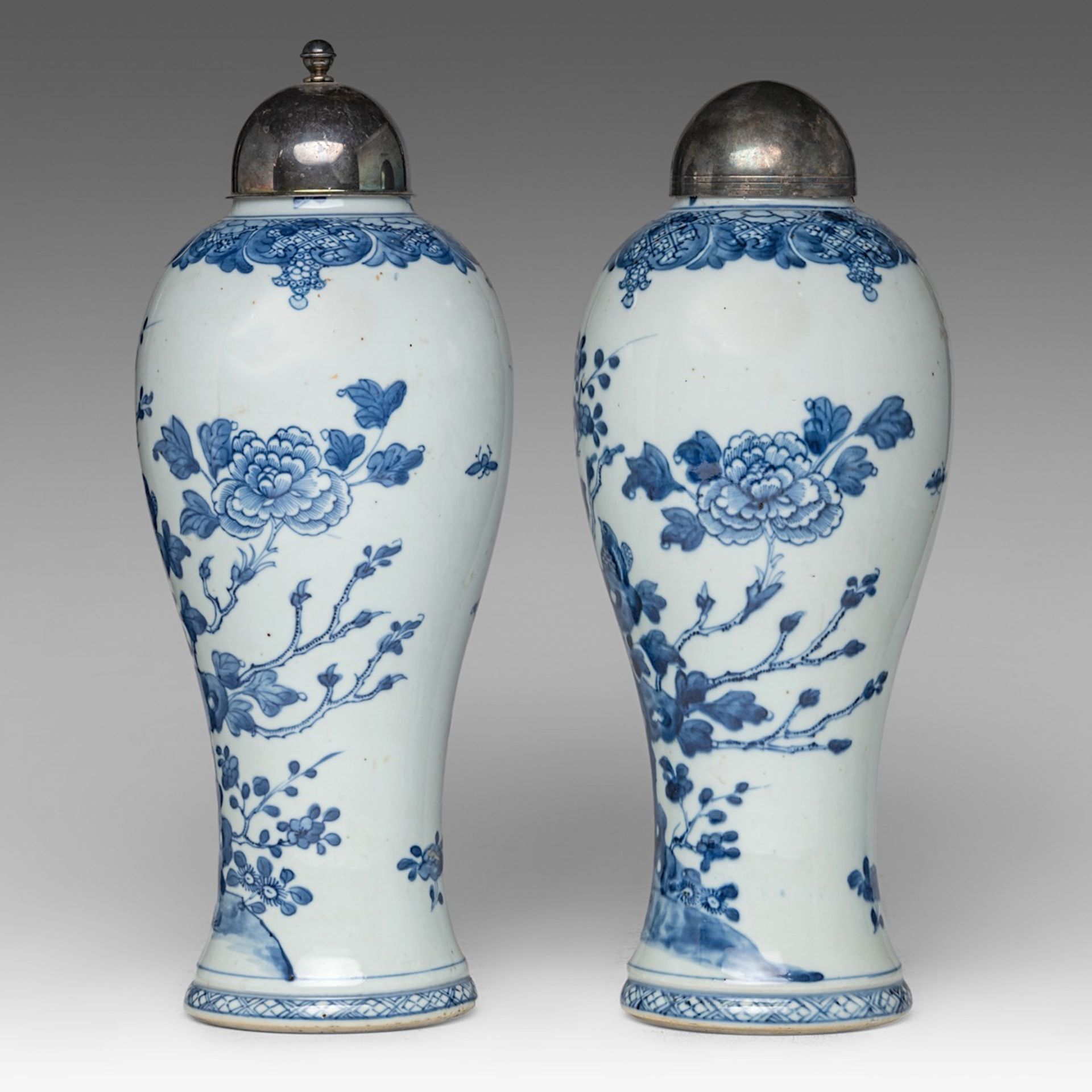 A similar pair of Chinese blue and white 'Flower Garden' baluster vases, Qianlong period, total H 36 - Bild 2 aus 6