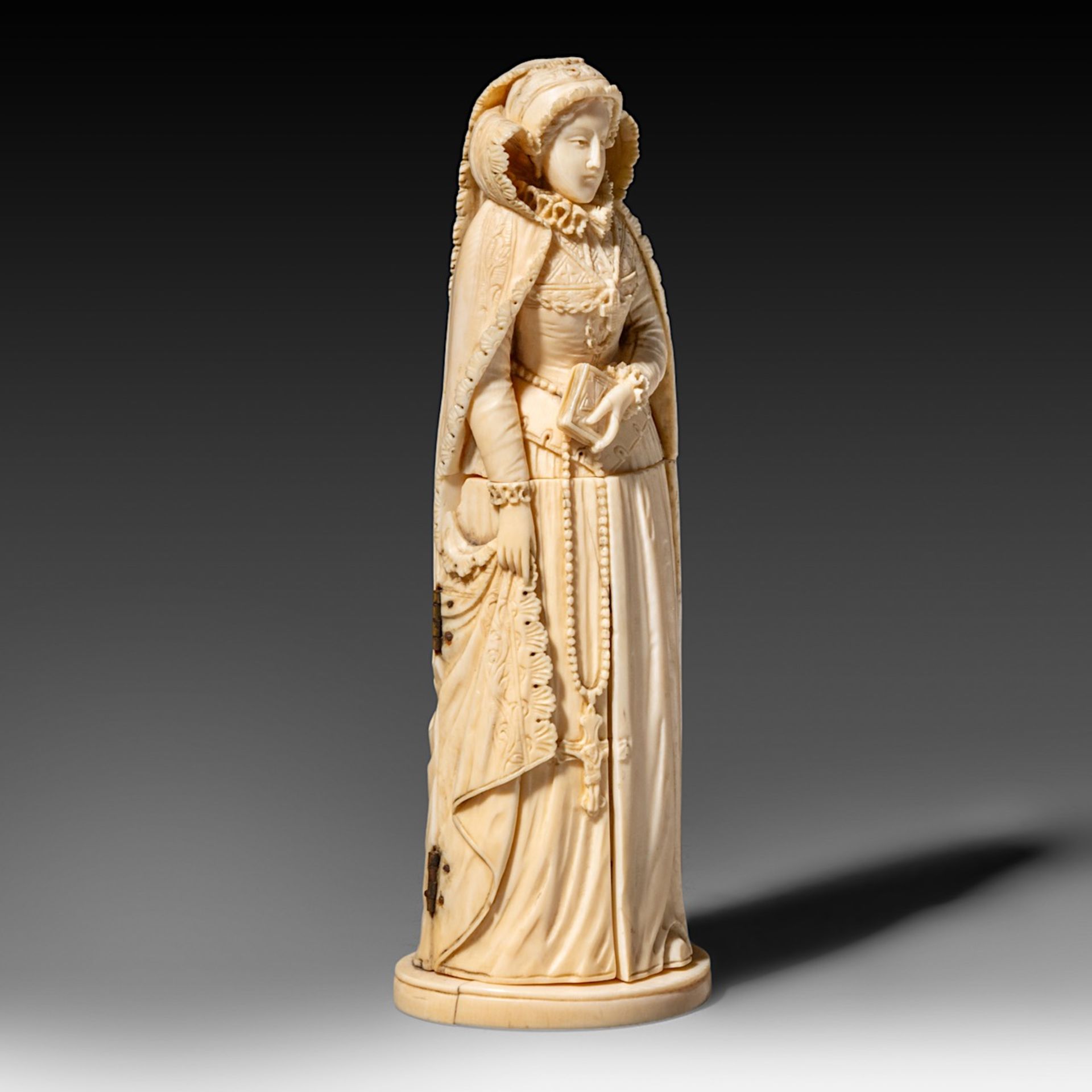 An ivory triptych sculpture of probably Mary Queen of Scots, French, 19thC, H 20 cm - 447 g (+) - Image 7 of 12