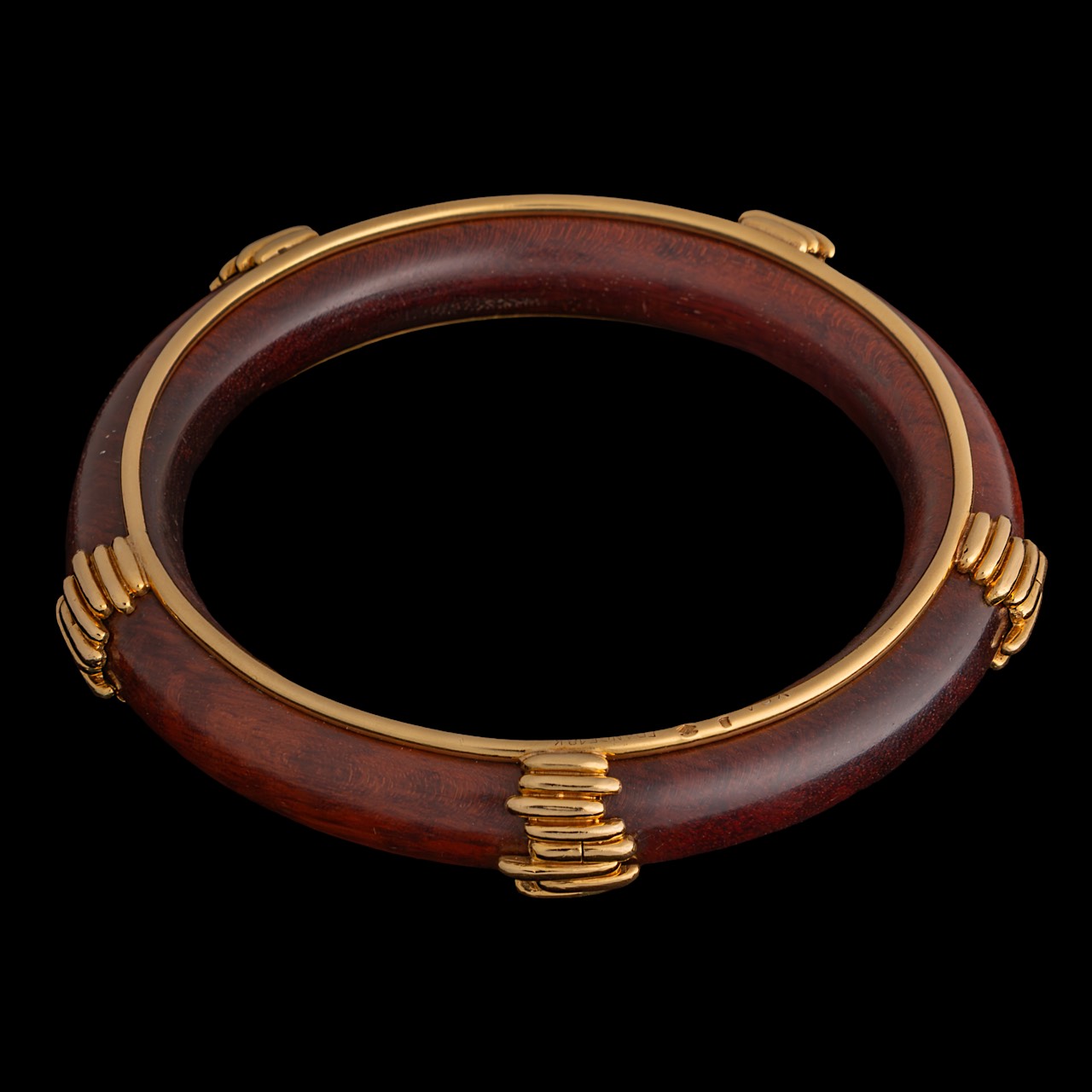 Van Cleef & Arpels, a wood and gold bangle bracelet, 18ct gold, signed VCA, Inner circumference 20 c - Image 2 of 7