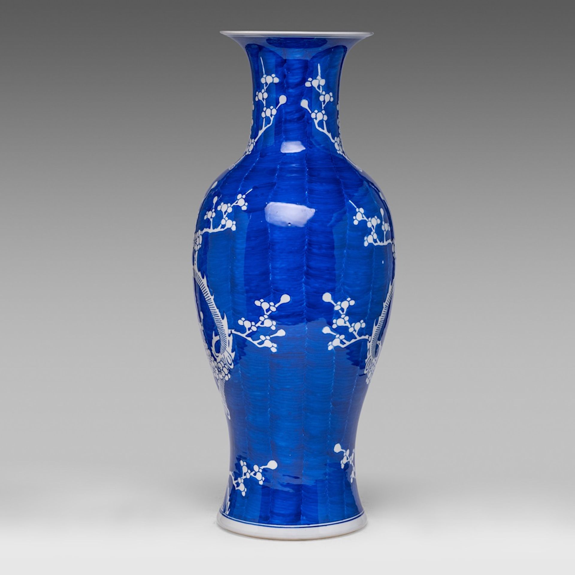 A Chinese blue and white 'Prunus on cracked ice' baluster vase, 20thC, H 63,5 cm - Bild 2 aus 6