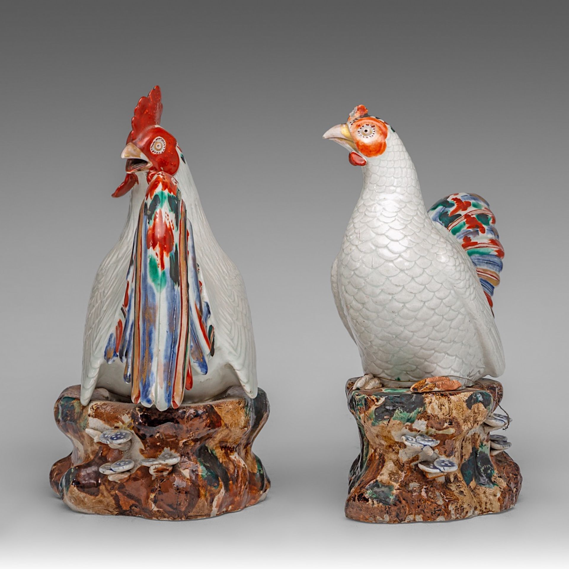 Two pairing Japanese Arita models of a Cockerel and a Hen, Edo period (late 17thC), H 25,5 - 26,4 cm - Image 3 of 7