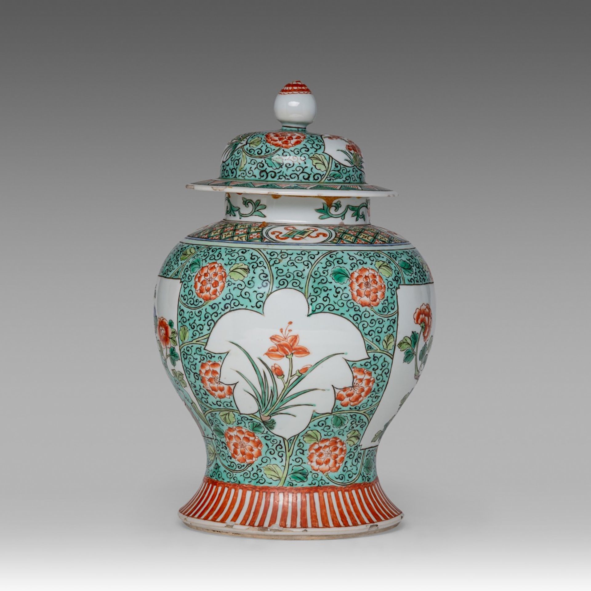 A Chinese famille verte 'Flower Gardens' covered vase, late 19thC/Republic period, H 35 cm - Bild 5 aus 7