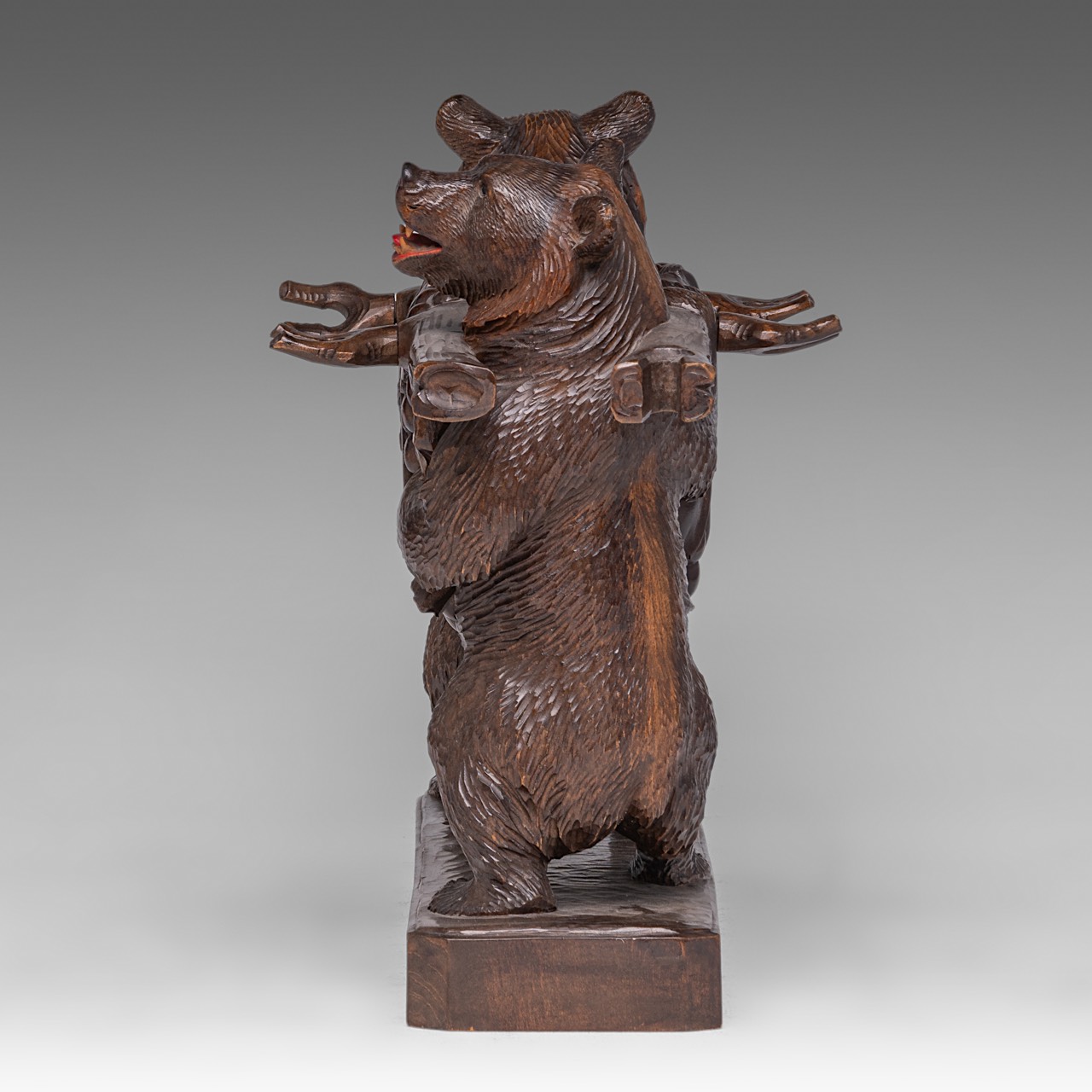 A Black Forest carved wooden liquor stand with two bears carrying the decanter and six glasses, H 4 - Bild 7 aus 10