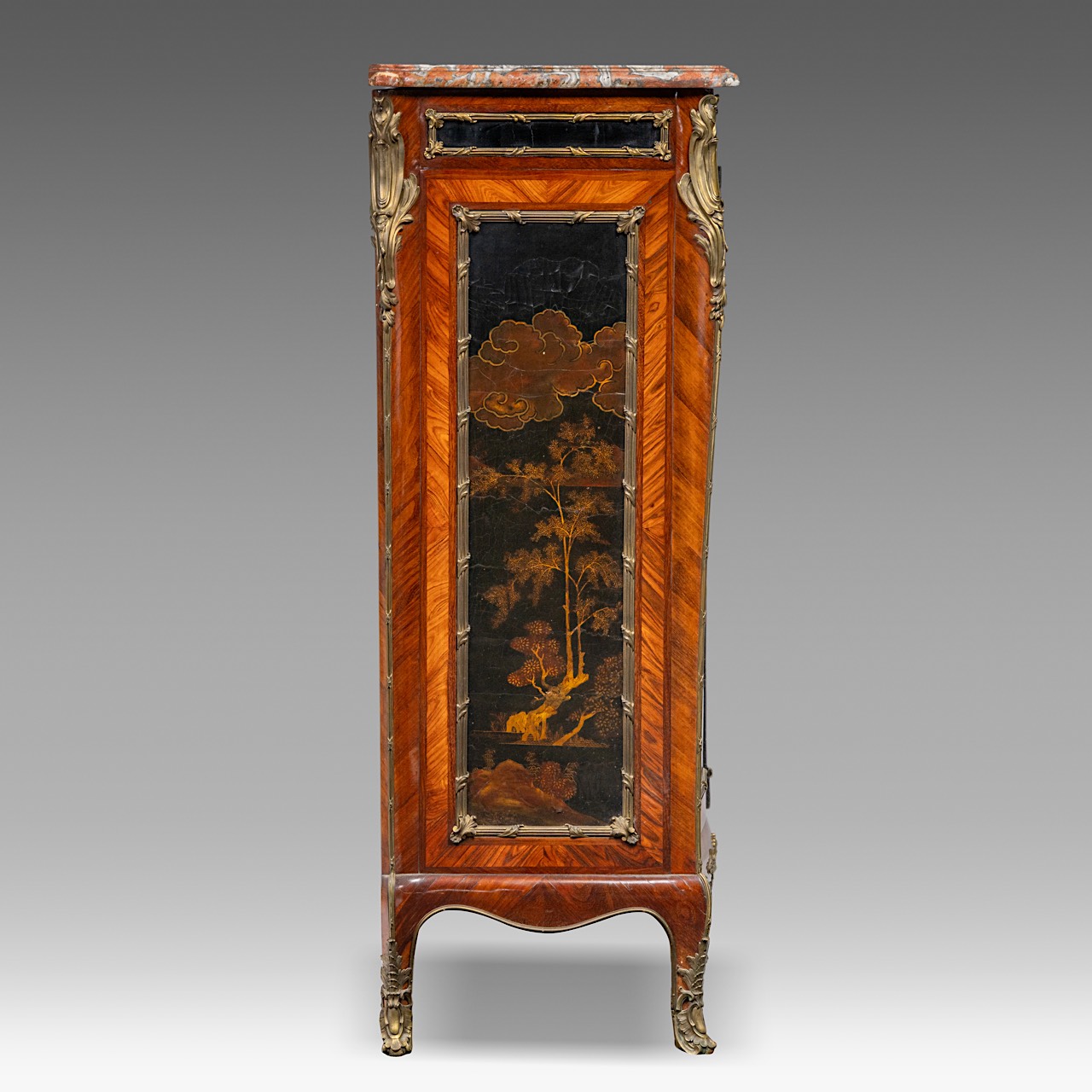 A marble-topped Louis XV (1723-1774) chinoiserie lacquered cabinet, H0125 cm - W 92 cm - D 47,5 cm - Image 6 of 8