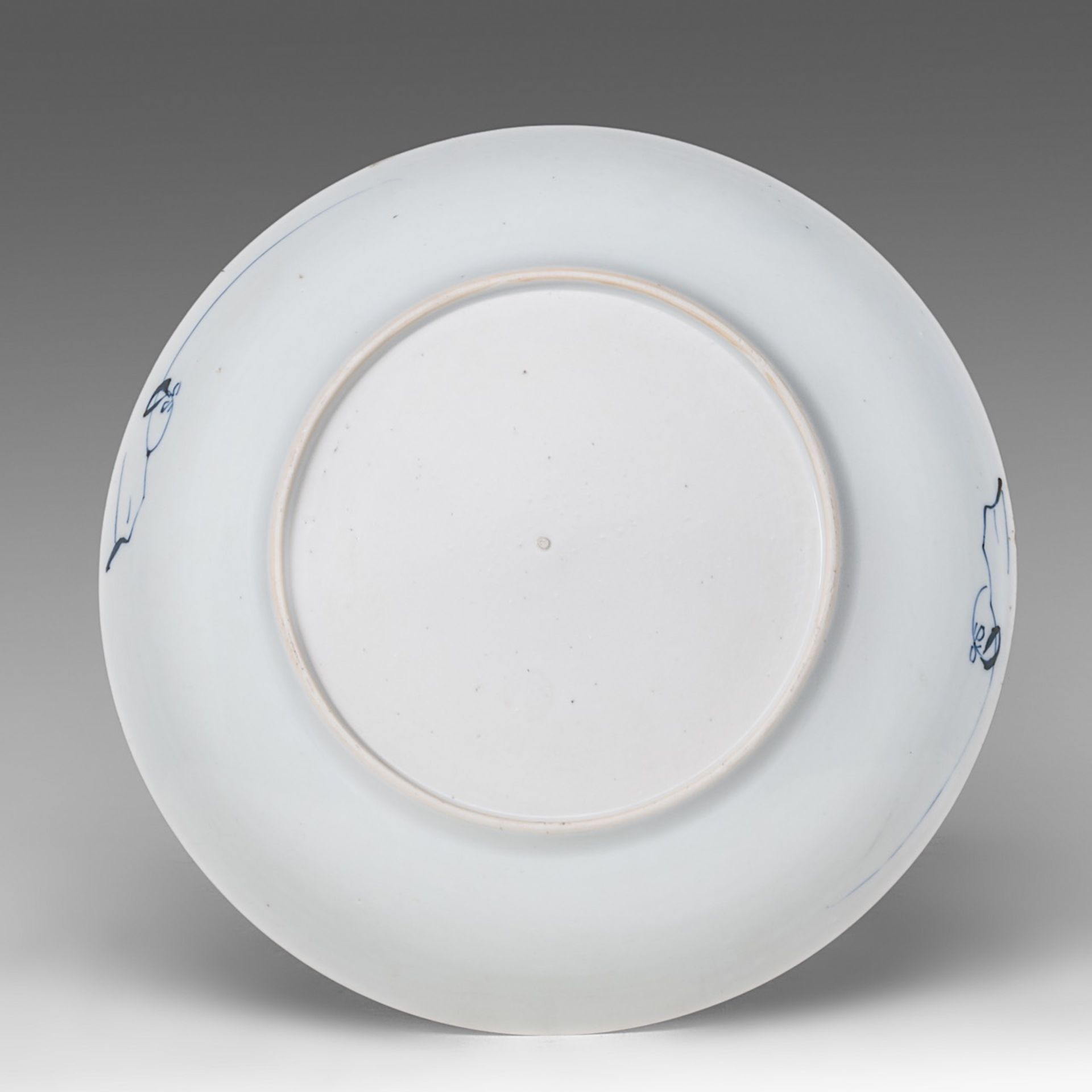 A Chinese blue and white 'Peony Scroll' plate, Kangxi period, dia 35 cm - added a series of four flo - Bild 3 aus 7