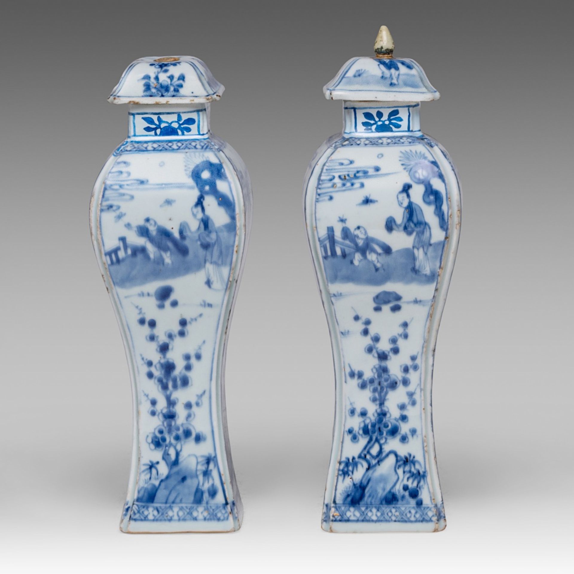 A pair of Chinese blue and white 'Beauty and Playful Boy' quadrangular baluster vase, Kangxi period, - Bild 3 aus 8