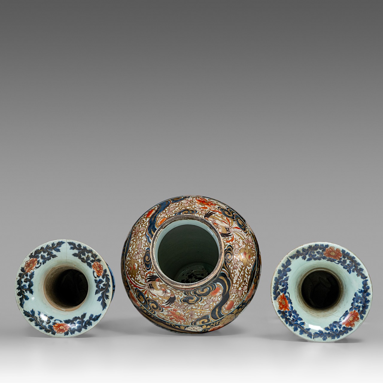 A three-piece Japanese Imari garniture, late Edo period (1603-1868), H 60 cm / H 85 cm - Image 5 of 8