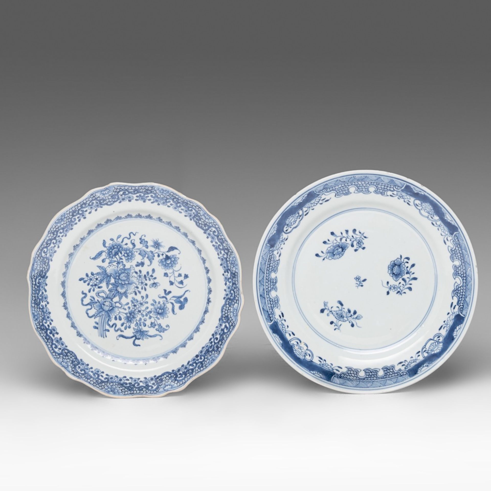 A series of three Chinese doucai floral decorated dishes, 18thC, dia 22 cm - added four blue and whi - Bild 4 aus 7