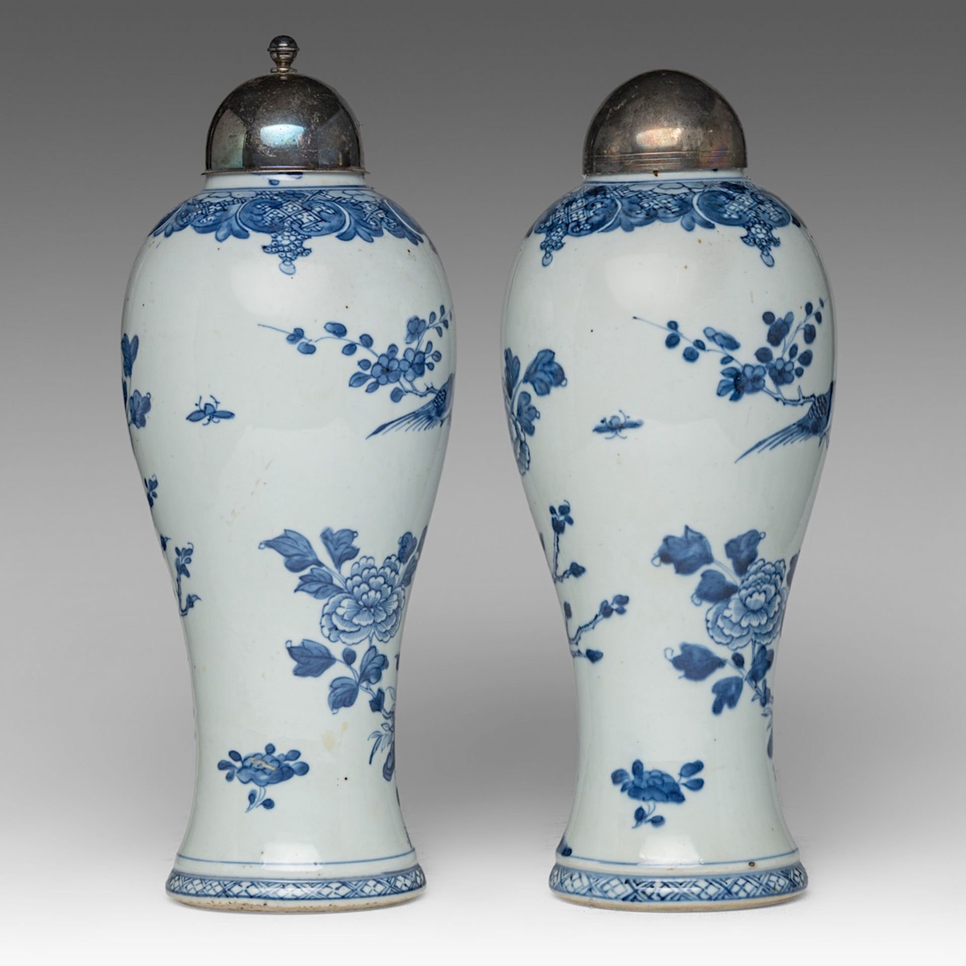 A similar pair of Chinese blue and white 'Flower Garden' baluster vases, Qianlong period, total H 36 - Bild 3 aus 6