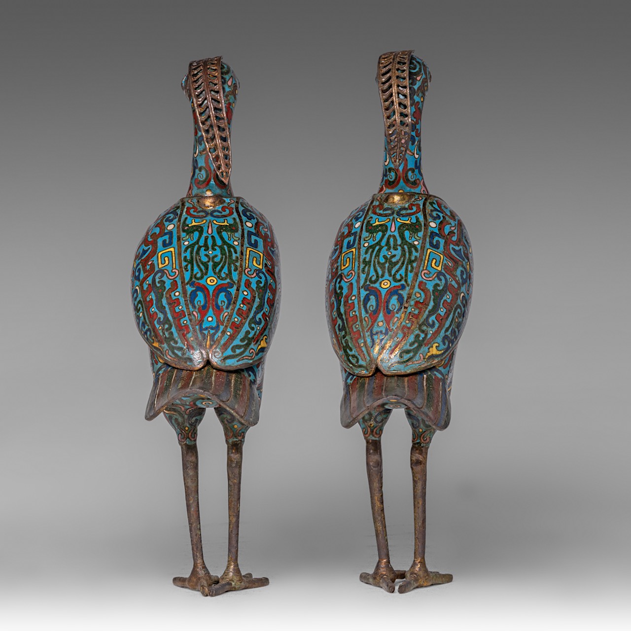 A pair of Chinese cloisonne enamelled bronze cranes, 20thC, both H 35 cm - Image 5 of 7