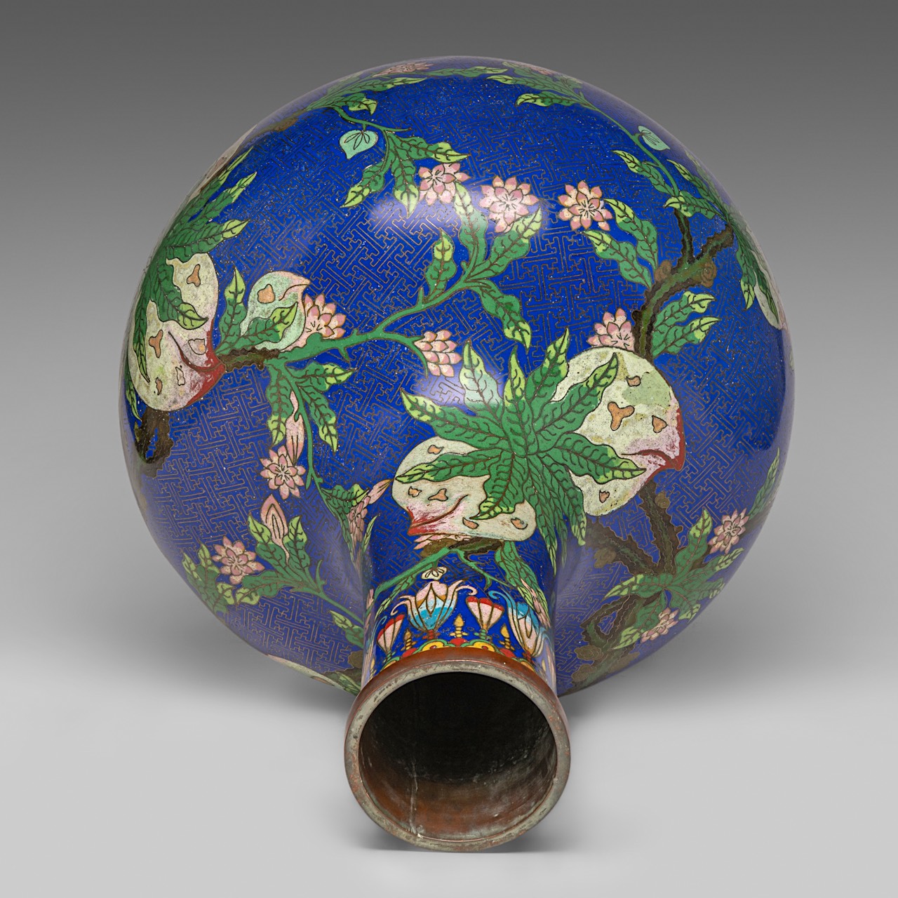 A Chinese cloisonne enamelled 'Nine Peaches' bottle vase, Republic period, H 47,5 cm - Image 5 of 6