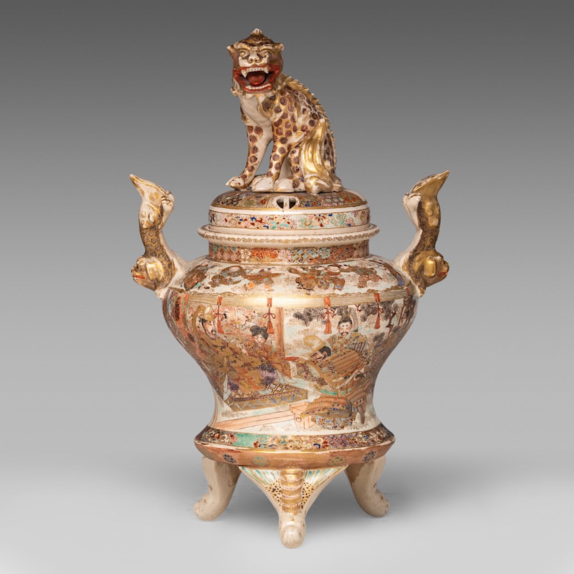 A Japanese Satsuma censer with court scenes and a lion on top of the lid, late Meiji period (1868-19 - Bild 2 aus 8