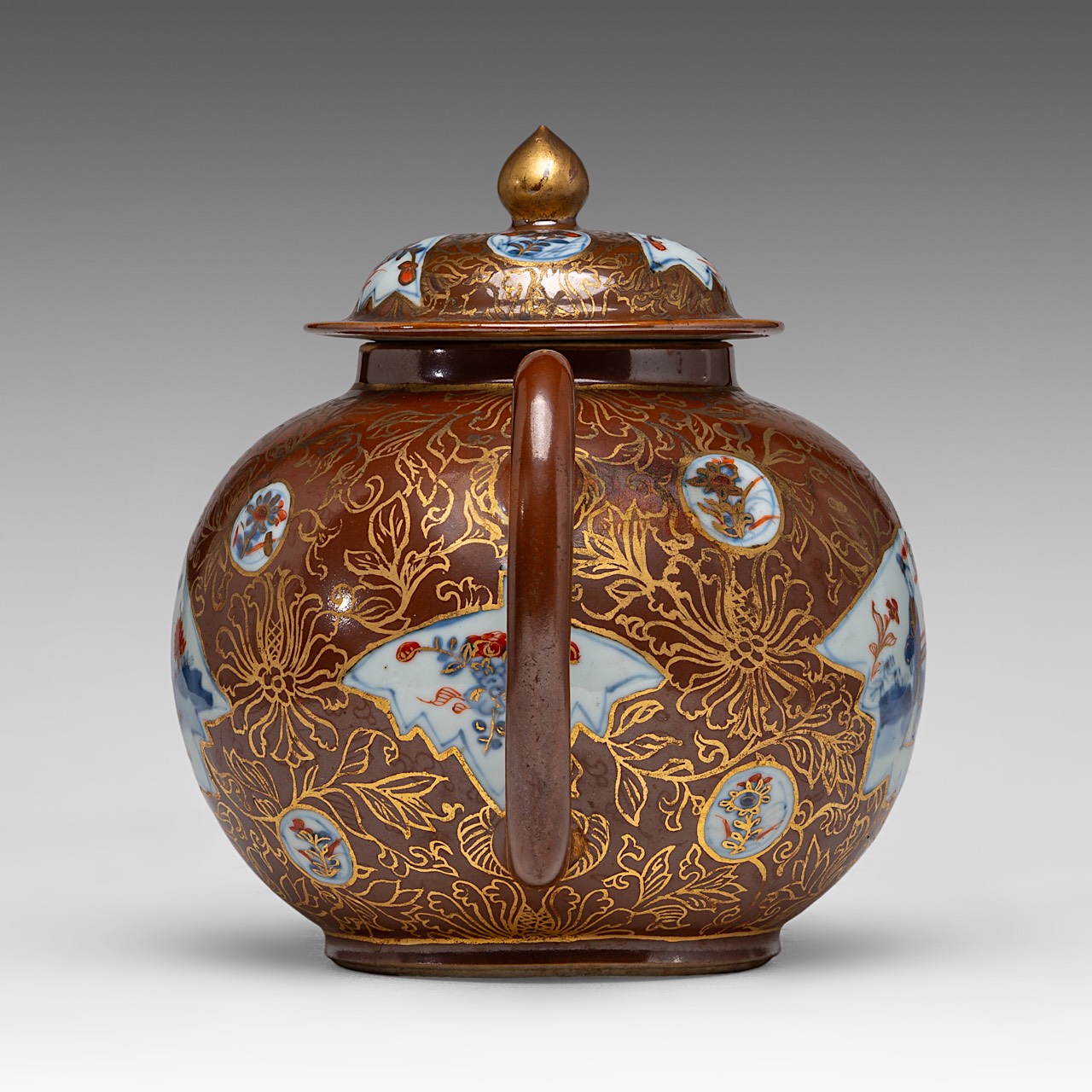 An unusual imposing Chinese cafe-au-lait and Imari teapot, Kangxi period, H 19,5 - L 27,5 cm - added - Image 4 of 17