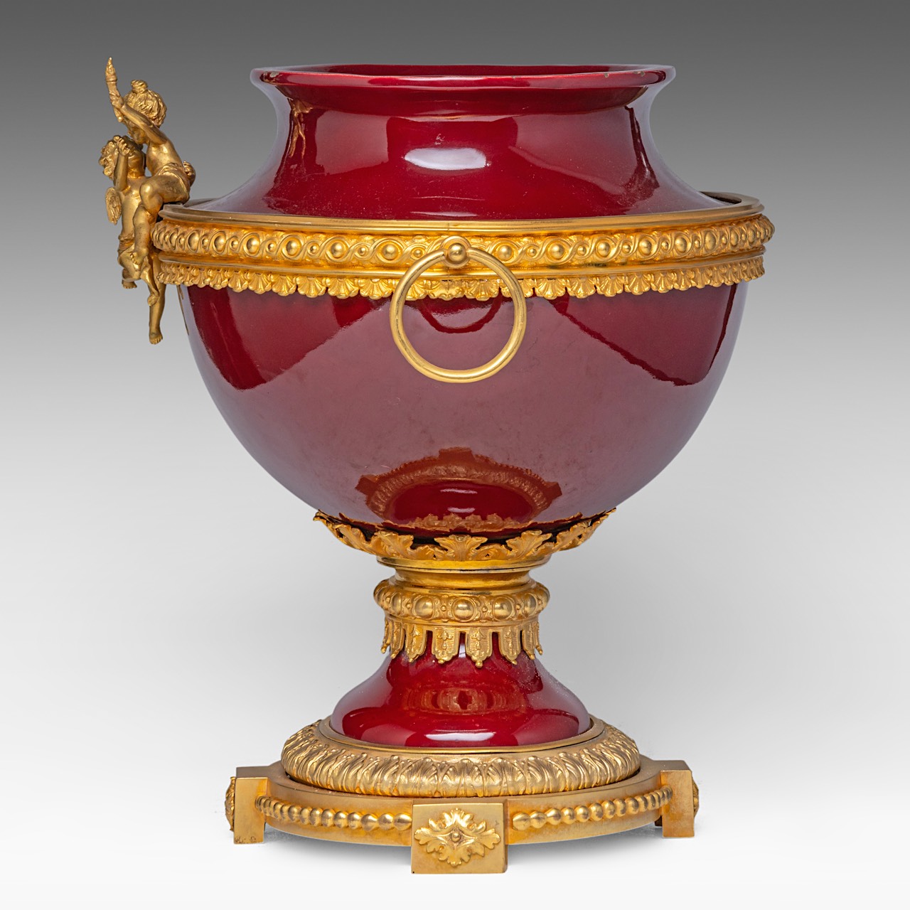 A Neoclassical 'sang de boeuf' glazed porcelain plant stand with gilt bronze mounts, H 37 - W 40 cm - Image 2 of 6