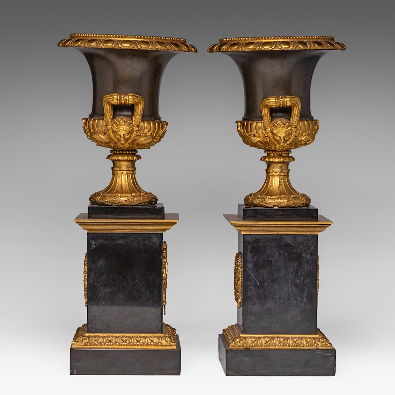 A fine pair of Neoclassical patinated and gilt bronze and black marble Medici type vases, H 45 cm - Image 4 of 5