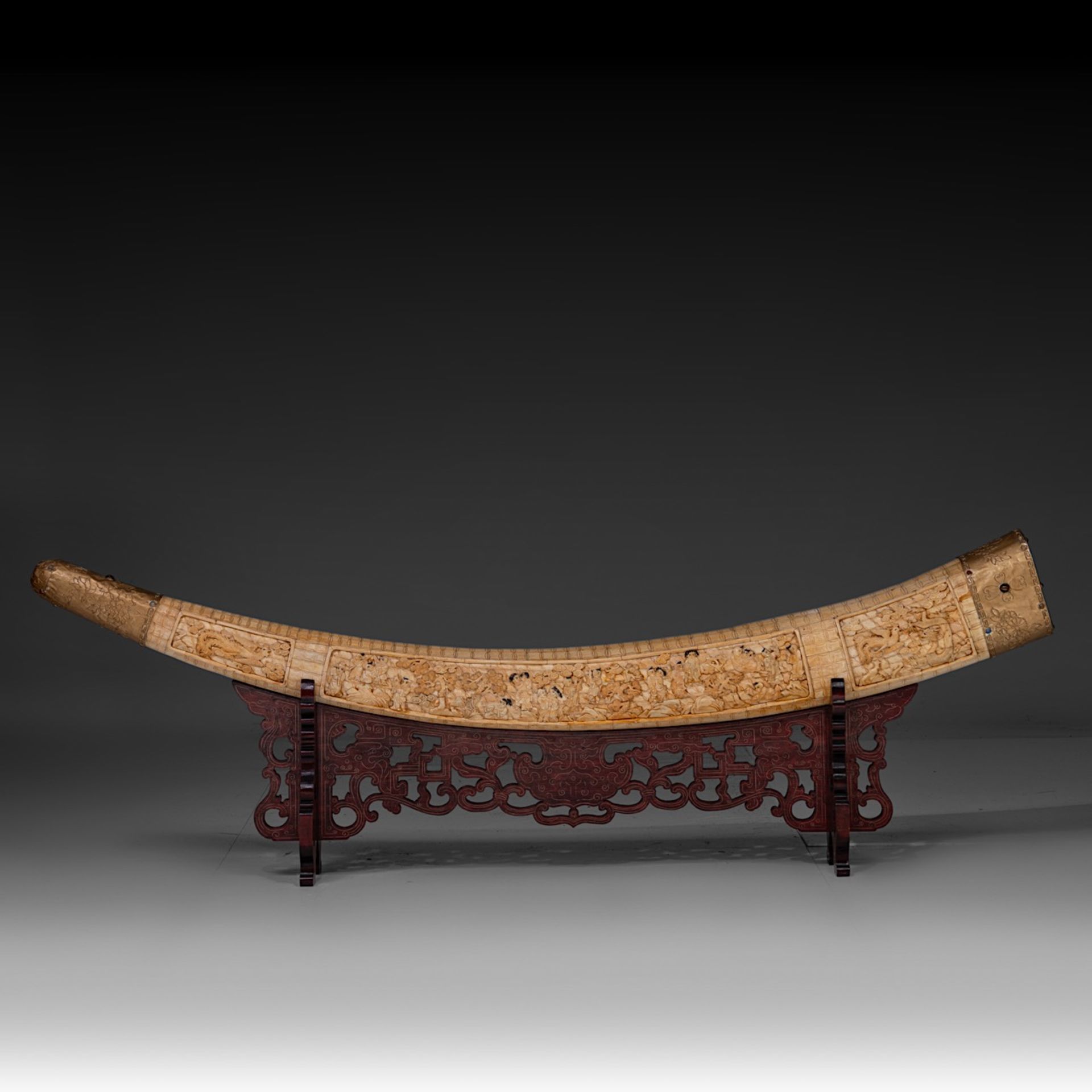 Tusk made from sculpted bone slats, Qing/Republic period, inner arch 165 cm - outer arch 175 cm
