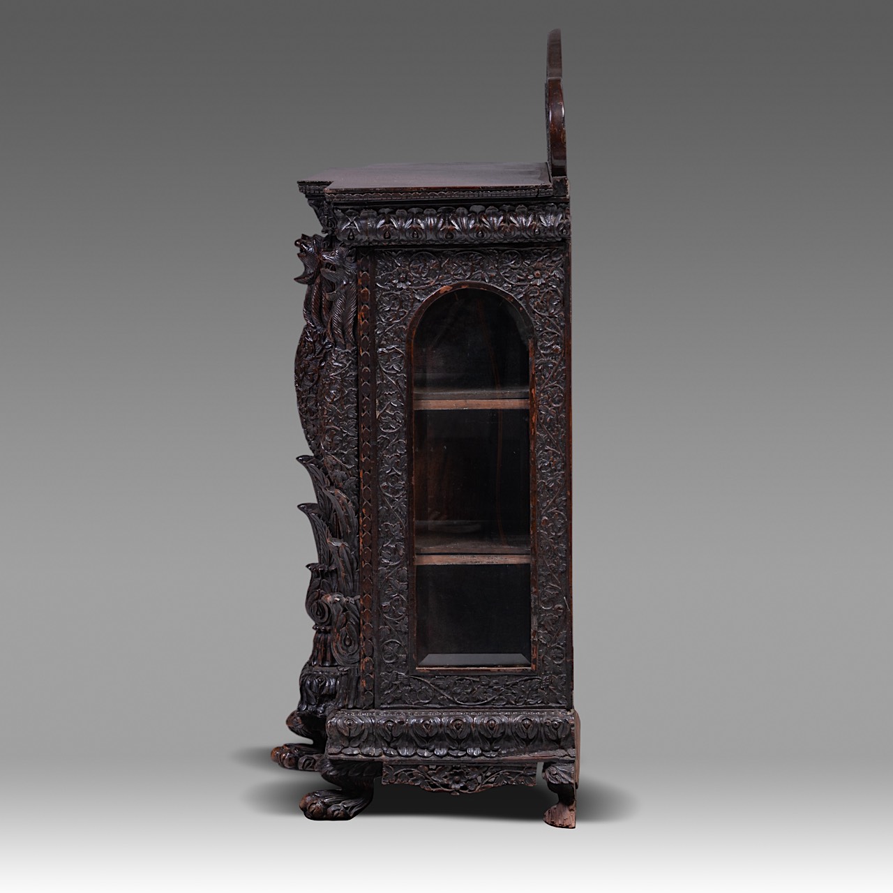 A carved hardwood Anglo-Indian display cabinet, 19thC, H 113,5 cm - W 130 cm - D 40 cm - Image 3 of 8