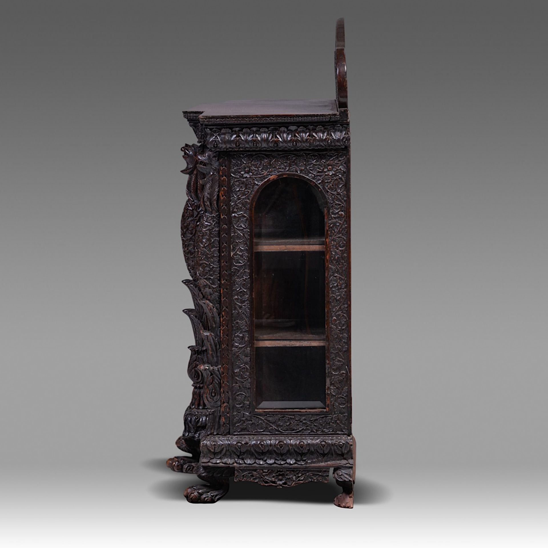 A carved hardwood Anglo-Indian display cabinet, 19thC, H 113,5 cm - W 130 cm - D 40 cm - Bild 3 aus 8