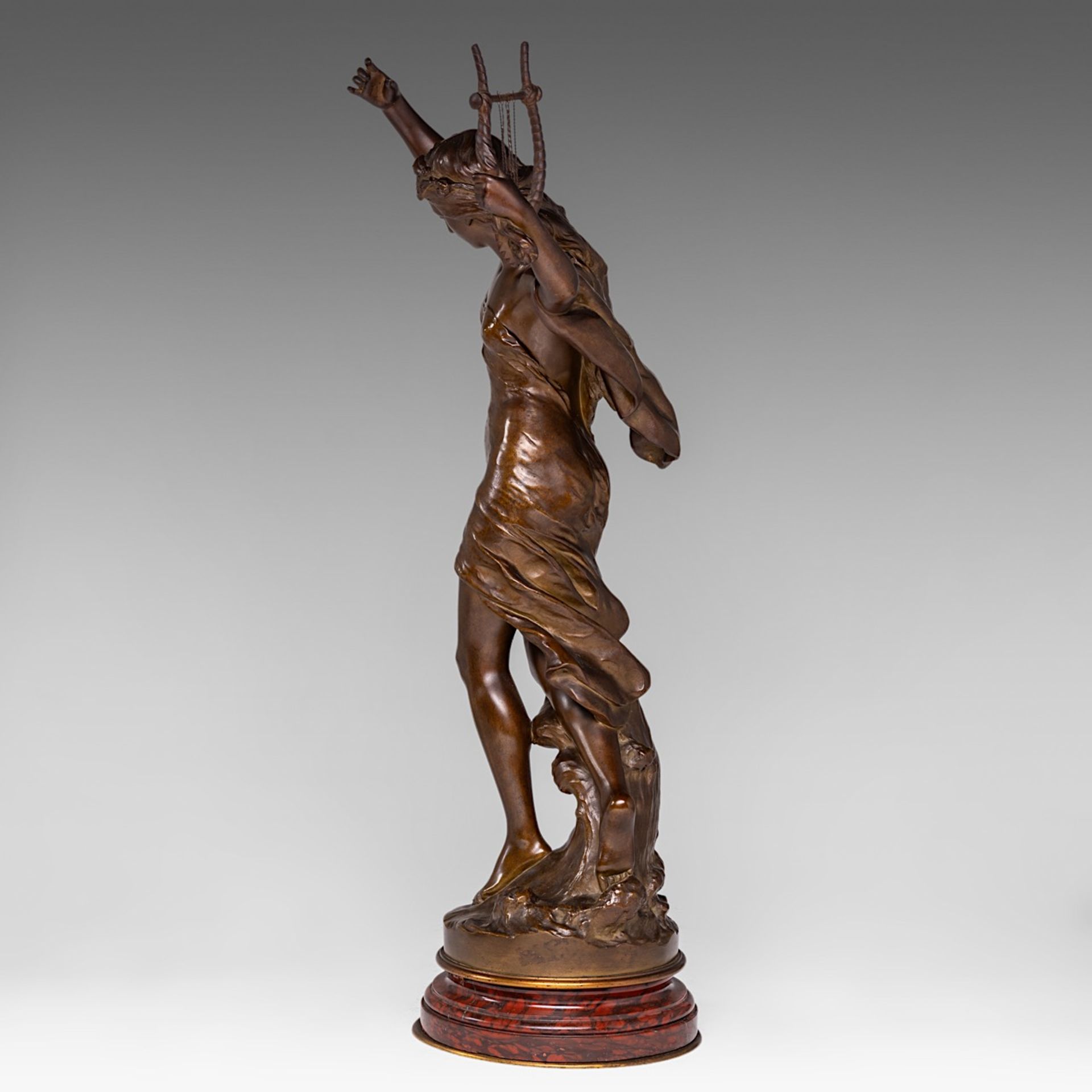 Mathurin Moreau (1822-1912), 'La Victoire', patinated bronze on a marble base, 59,5 cm - Bild 3 aus 7
