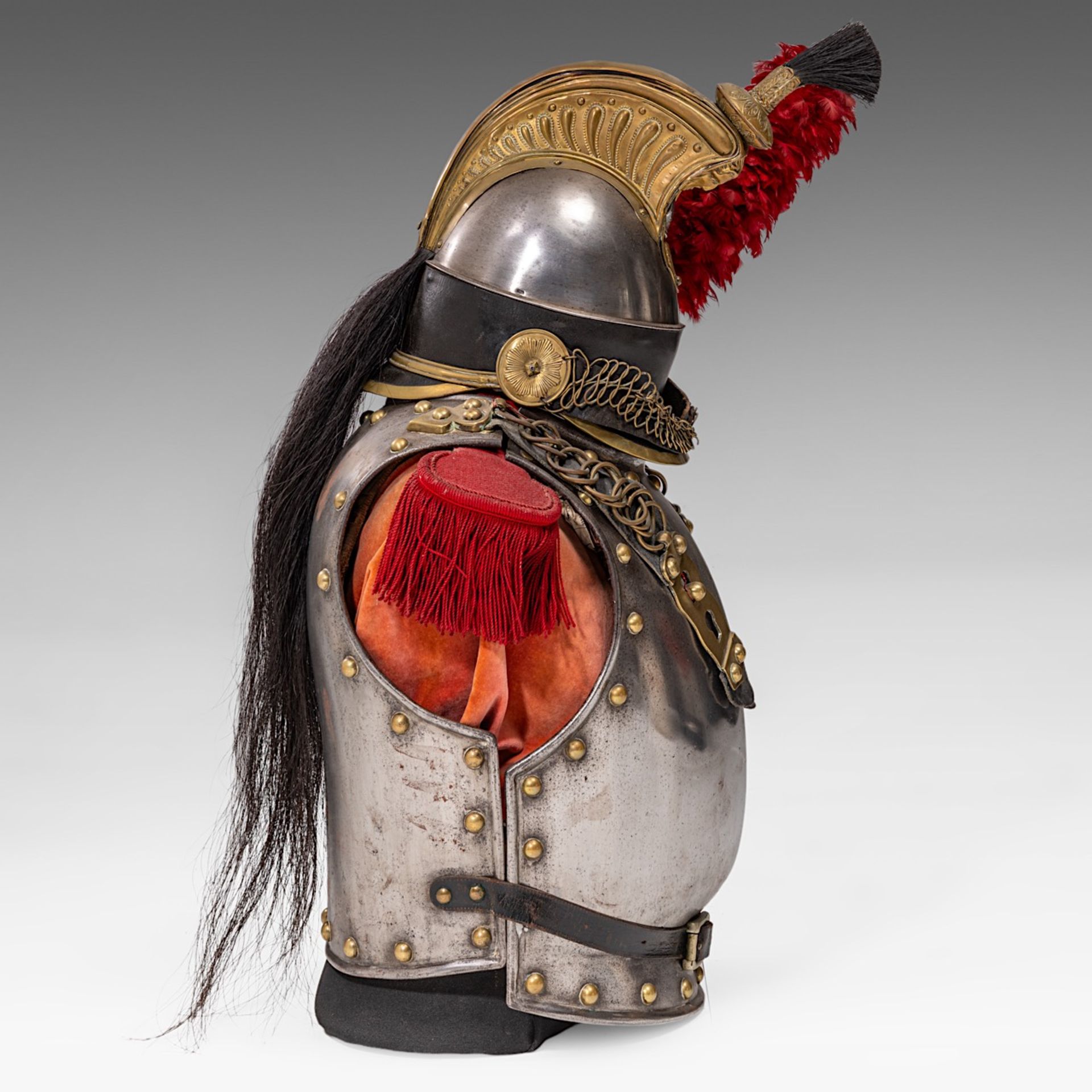 Cuirass and helmet for the French cuirassiers, metal, brass and textile, 1859-1872 73 x 30 x 38 cm. - Image 5 of 7