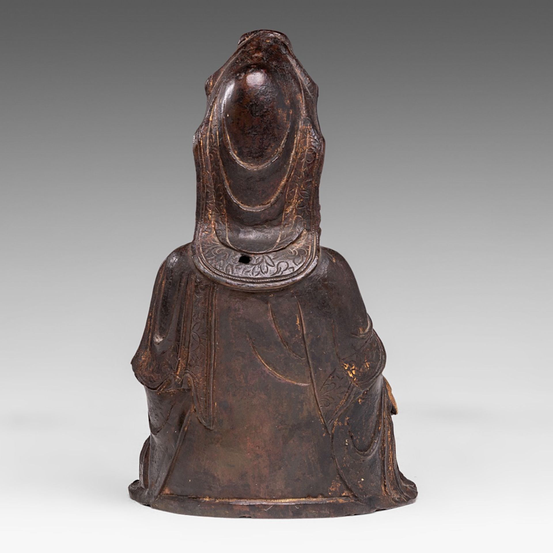 A Chinese gilt bronze figure of seated Bodhisattva Avalokiteshvara (Songzi Guanyin), late Ming, H 22 - Bild 5 aus 8