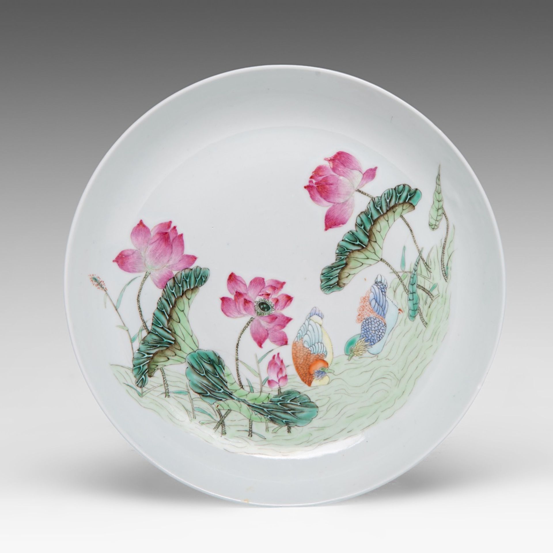 A fine pair of Chinese famille rose 'Mandarin Ducks in a Lotus Pond' plates, marked Daoguang and of - Bild 3 aus 4