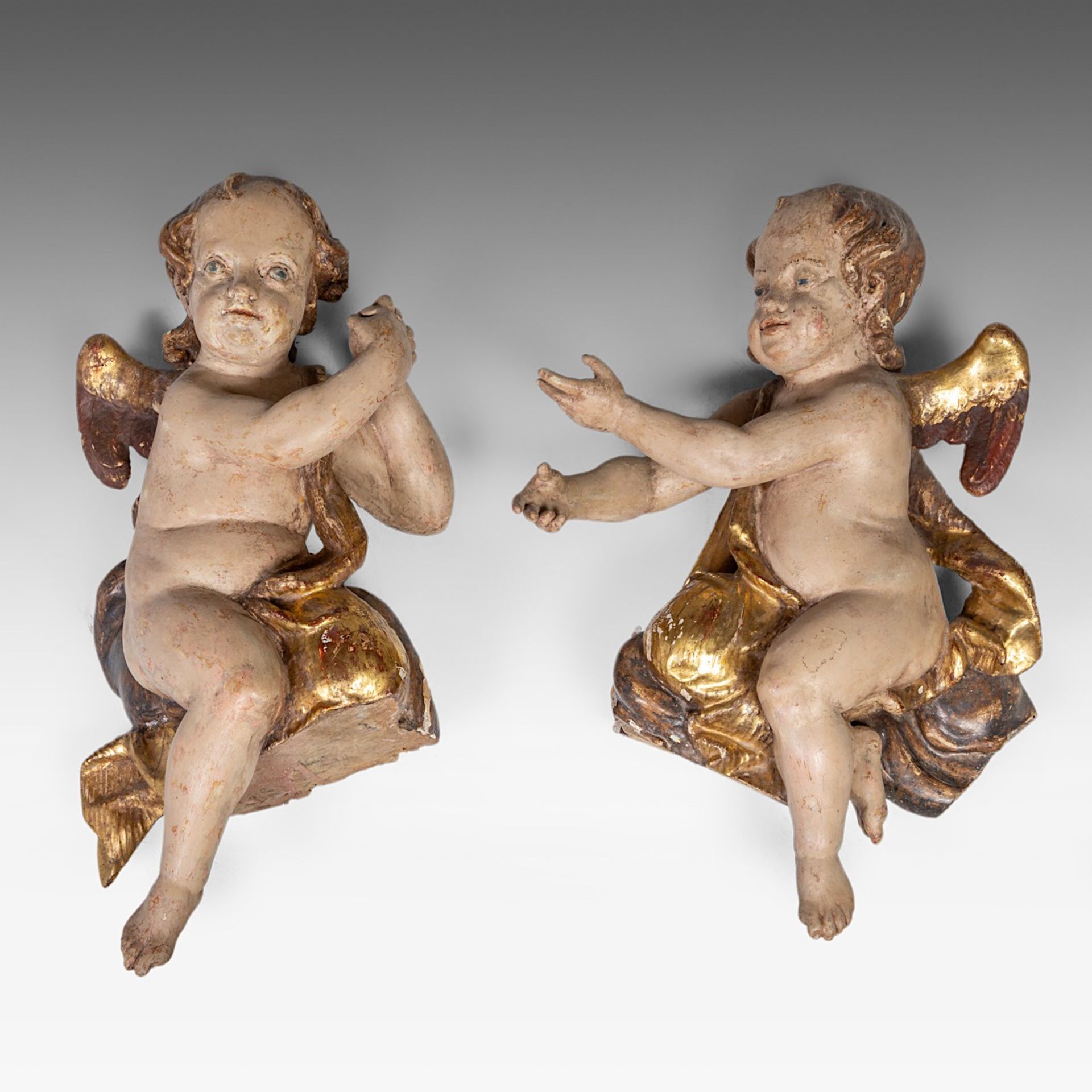 A pair of Italian gilt and polychrome limewood cherubs, 18thC, H 53,5 cm