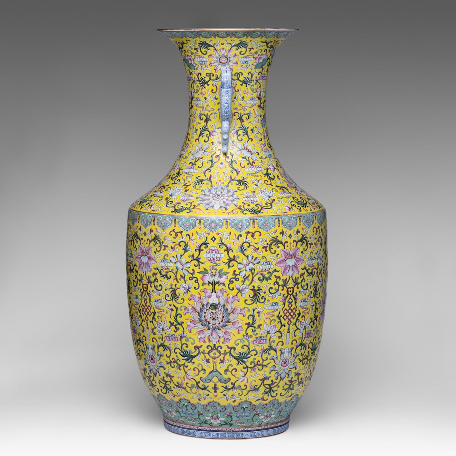 An imposing Chinese famille jaune 'Scrolling Lotus' vase, paired with dragon handles, late 19thC, H - Bild 2 aus 6
