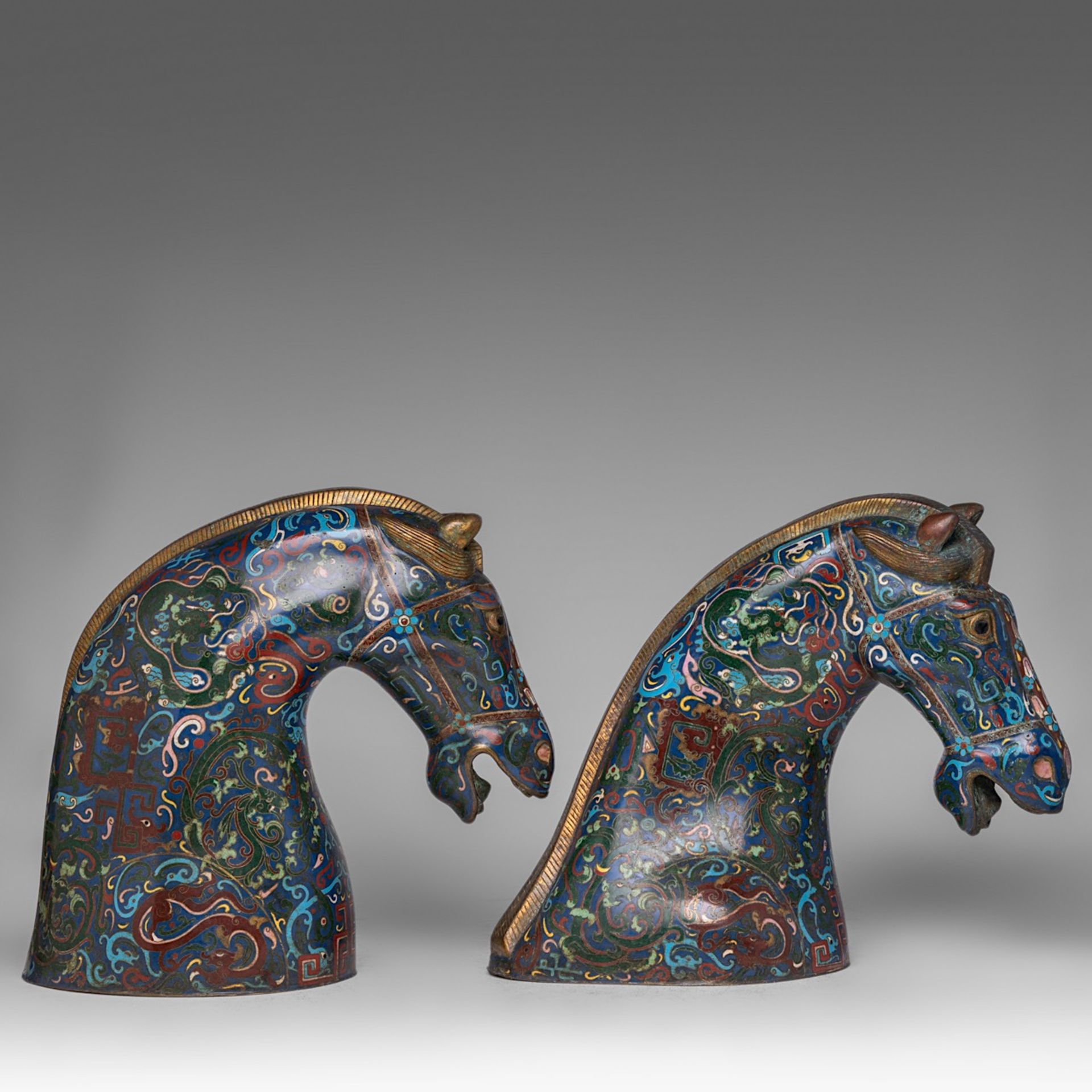 A pair of Chinese cloisonne enamelled large heads of horses, 20thC, both H 32 cm - Bild 2 aus 7