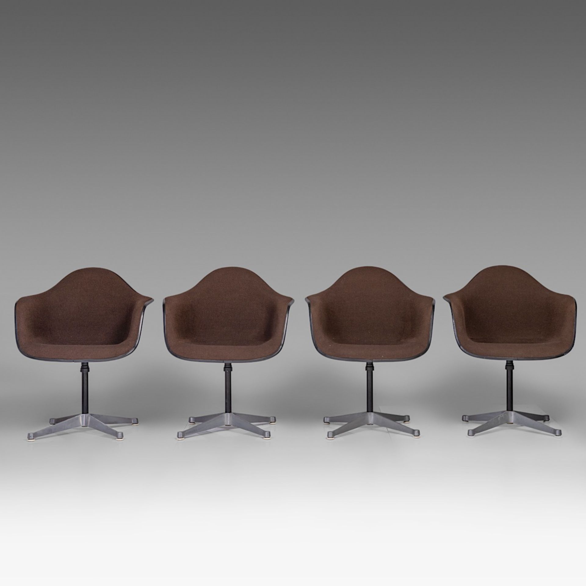 A set of 8 Charles & Ray Eames fibreglass shell chairs for Herman Miller, H 79 cm - Image 11 of 19
