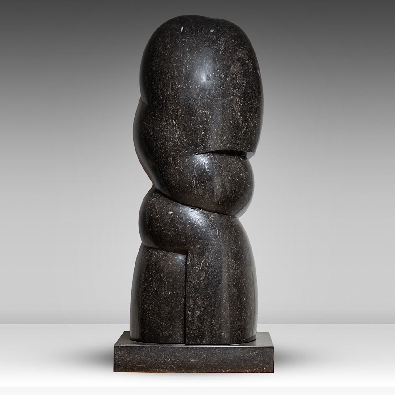 Pol Spilliaert (1935-2023), 'Omarming', polished Belgian Blue Stone, 1994 98 x 37 x 38 cm. (38.5 x 1 - Image 3 of 9