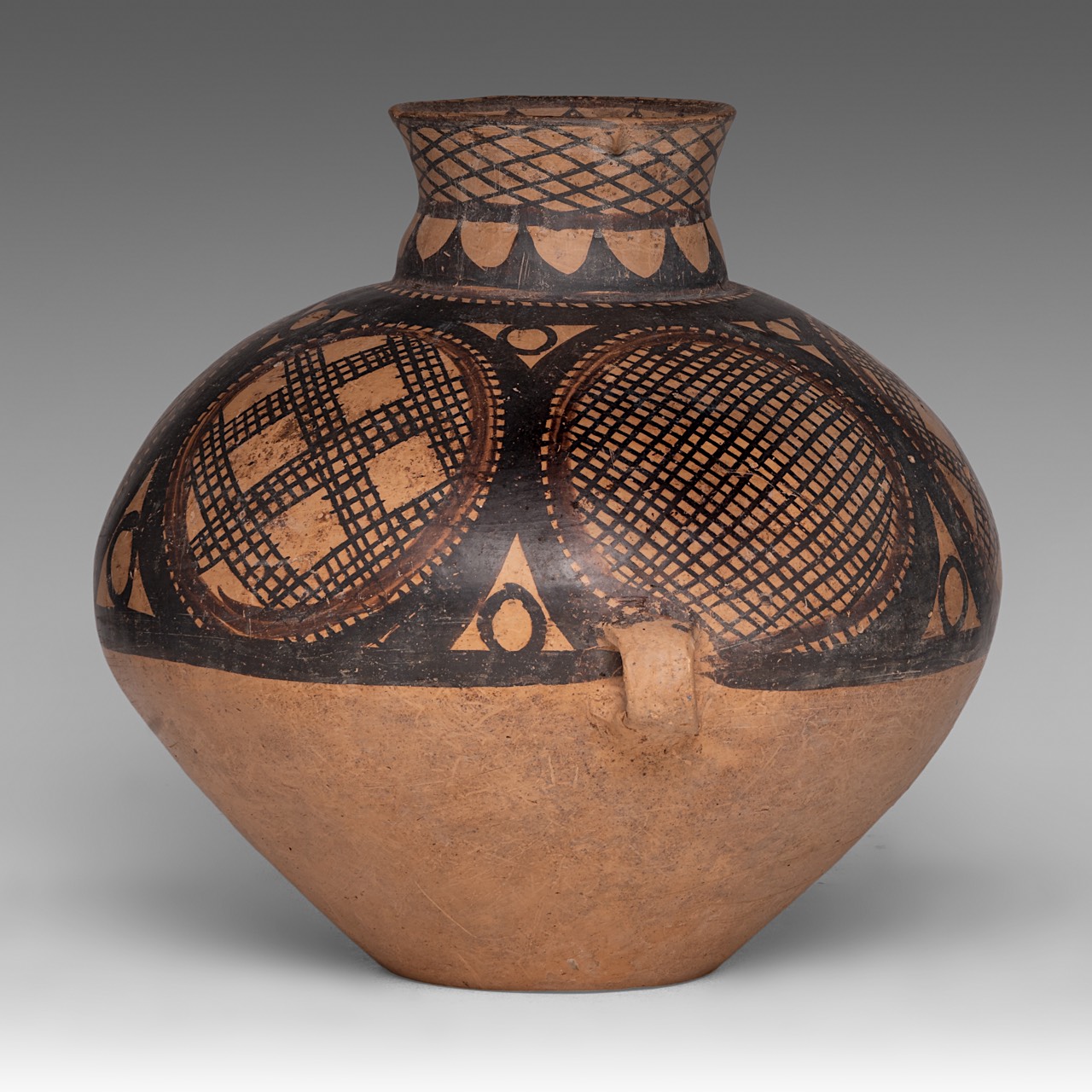 A Chinese Neolithic Yangshao/Majiayao culture painted pottery jar, Banshan-type, H 27 cm - Image 4 of 7