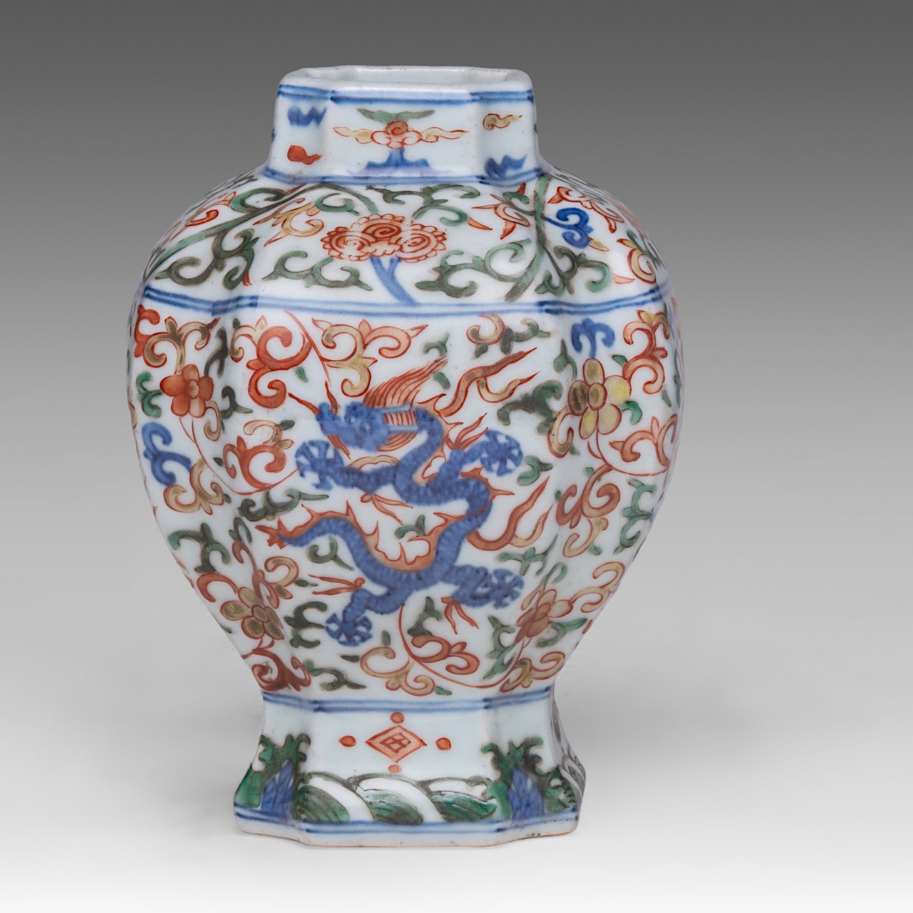 A Chinese wucai 'Dragon' quatrefoil guan jar, with a Jiajing mark, H 19,5 cm - Image 3 of 6