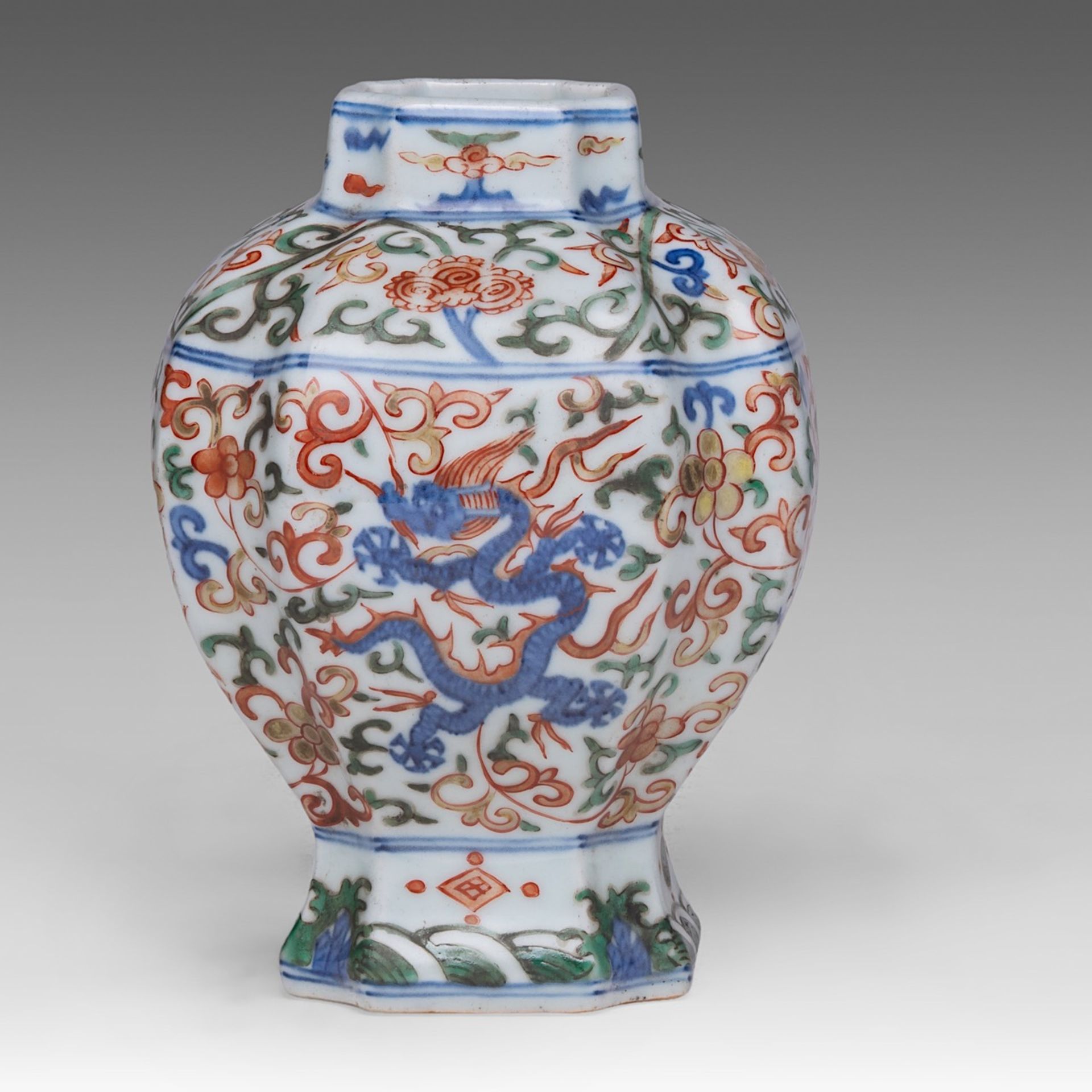 A Chinese wucai 'Dragon' quatrefoil guan jar, with a Jiajing mark, H 19,5 cm - Bild 3 aus 6