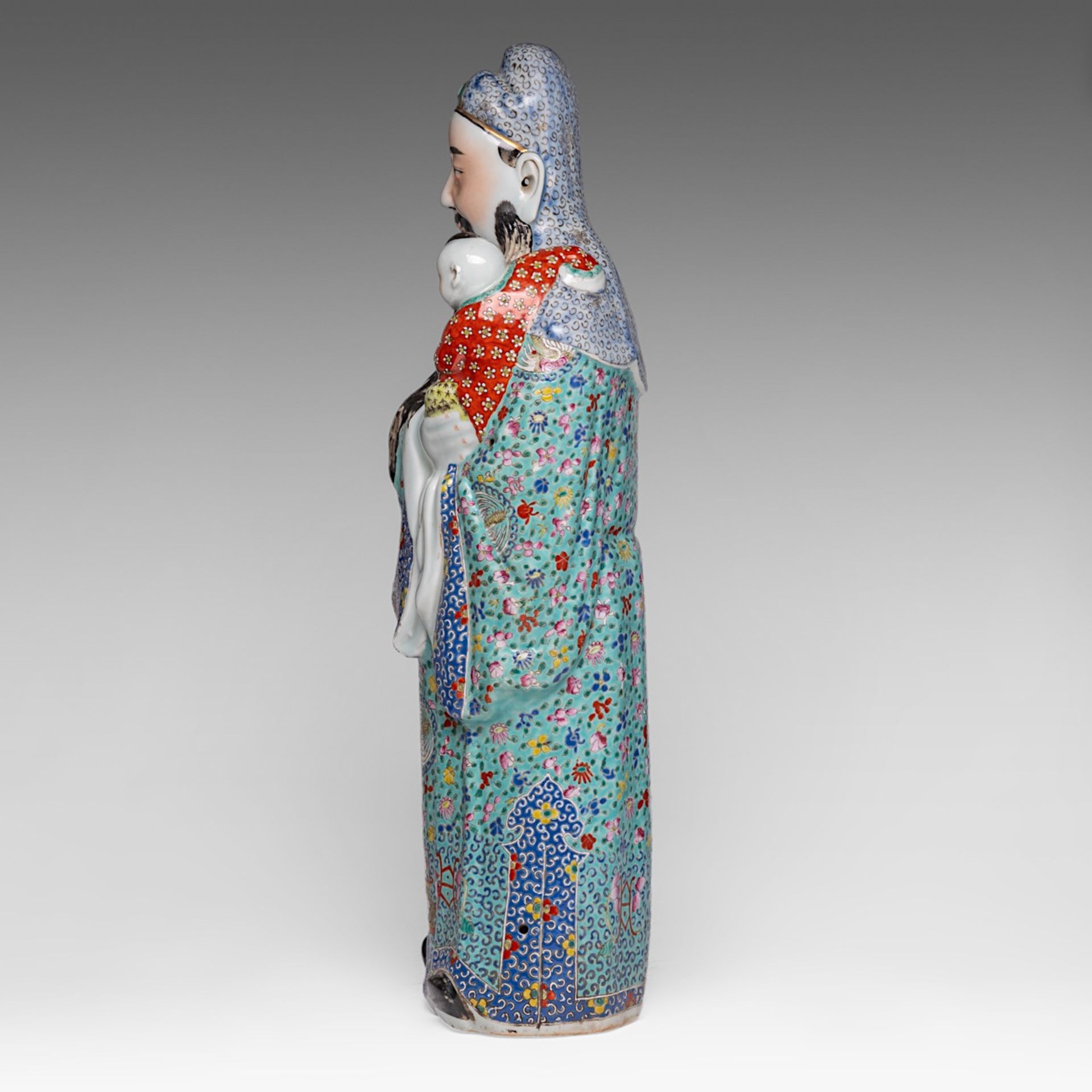 A large Chinese famille rose enamelled figure of Lu Xing, 20thC, H 62 cm - Bild 3 aus 3