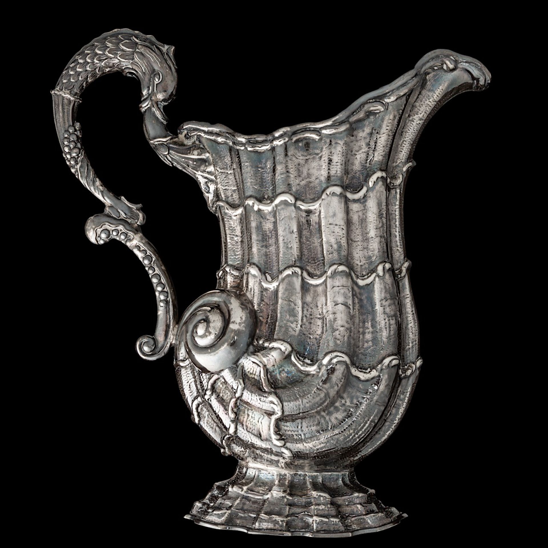 Two (19thC)- 20th-century silver turbo shell-shaped ewers, indecipherably hallmarked, H 25,5 - 26 cm - Bild 4 aus 13