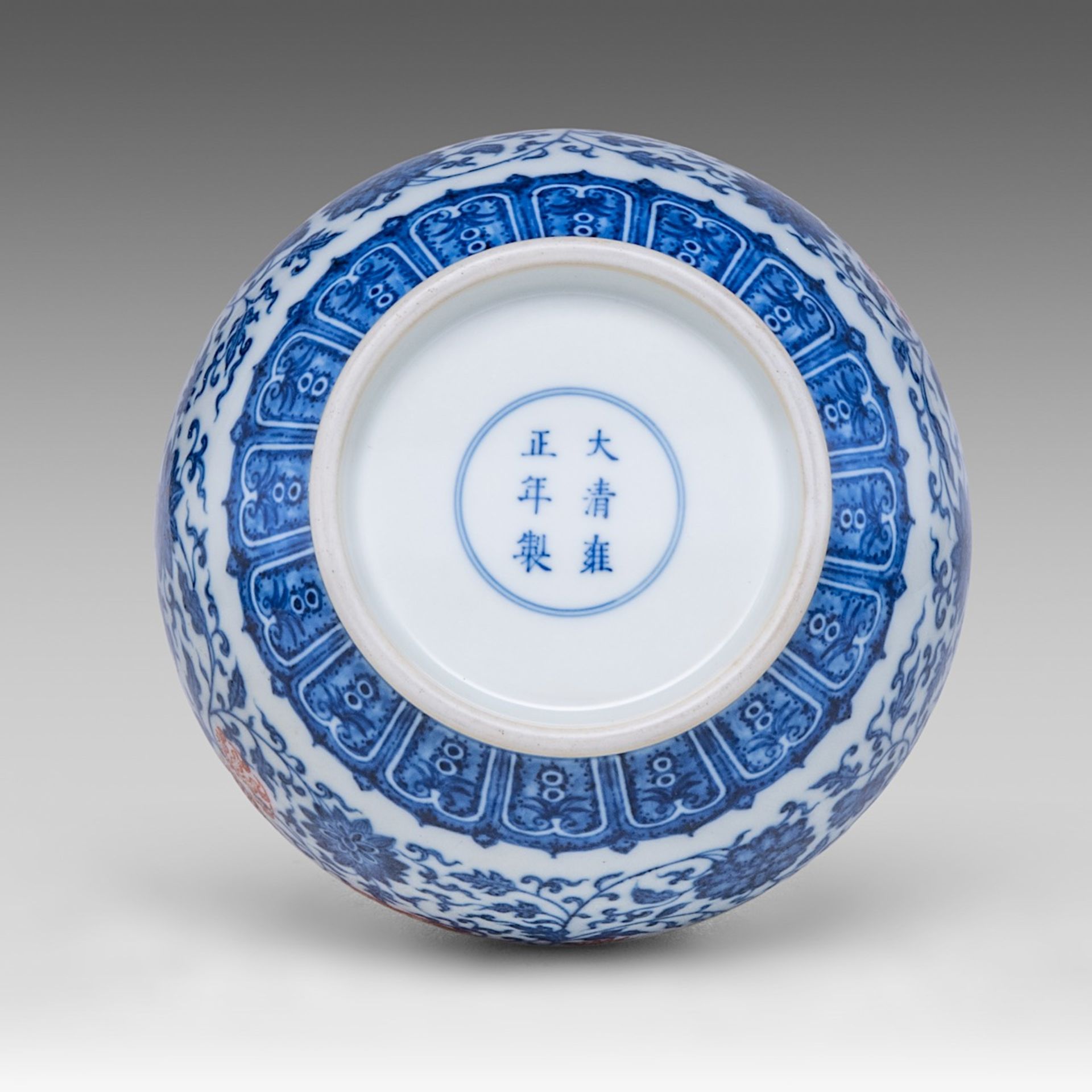 A Chinese underglaze blue and iron-red 'Dragon' yuhuchunping vase, with a Yongzheng mark, H 28,5 cm - Image 6 of 6