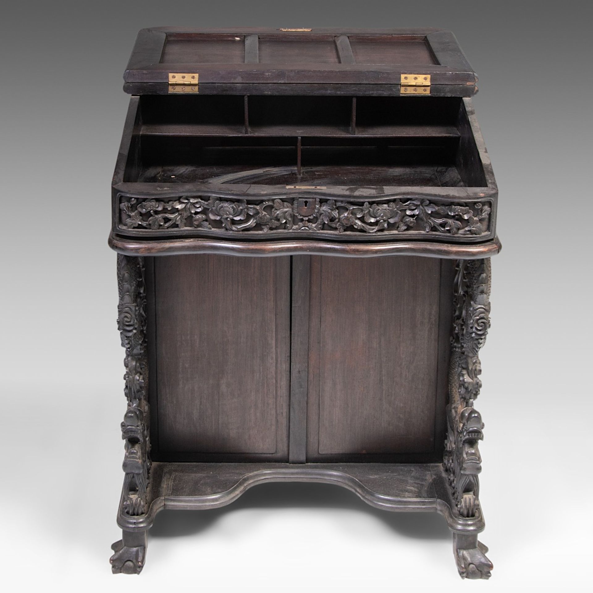 A compact South Chinese carved hardwood writing desk, 19thC, H 83 - W 66 - D 62 cm - Bild 7 aus 10
