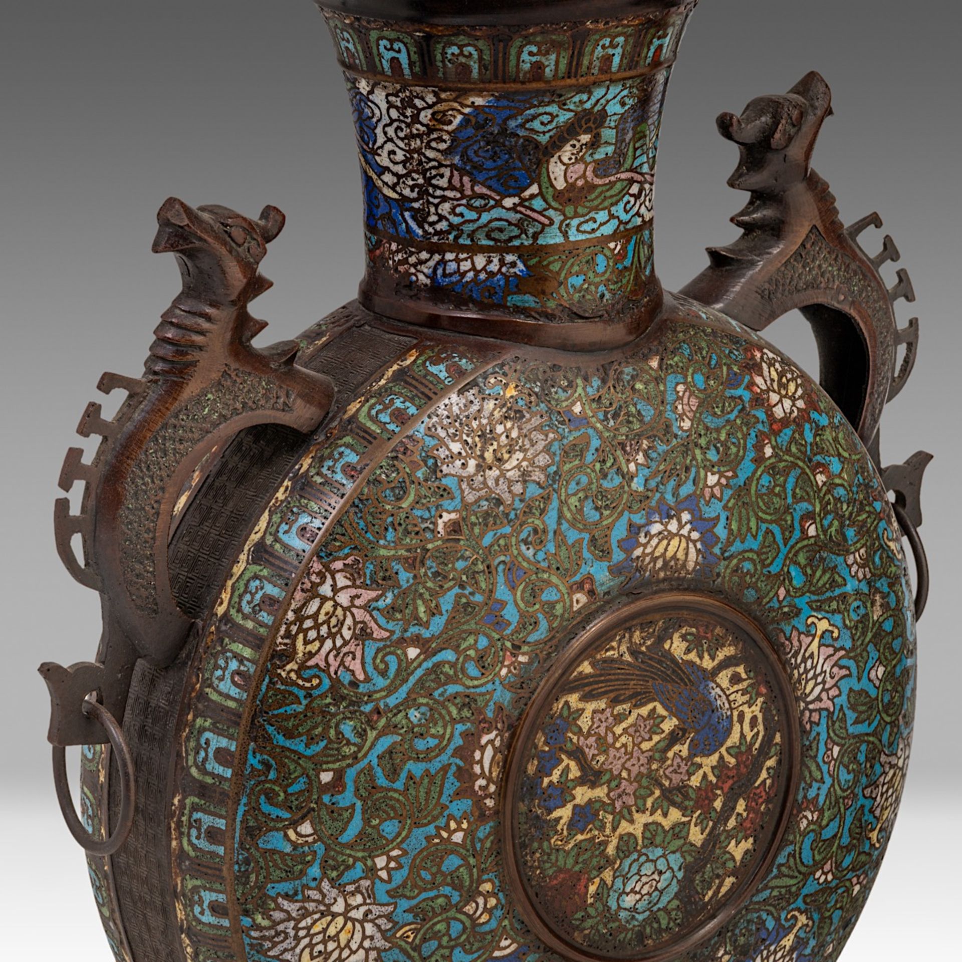 A pair of Japanese champleve enamelled bronze moonflask vases, late Meiji (1868-1912), H 50 cm - Bild 7 aus 11