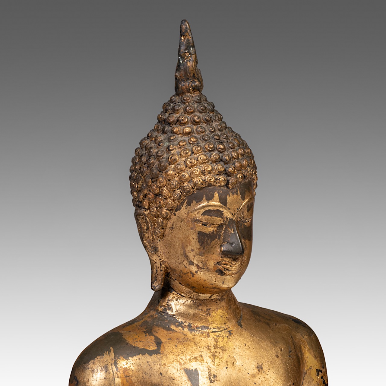 A Thai Rattanakosin style gilt bronze standing Buddha, 19thC/20thC, Total H 118 cm (incl. base) - Image 7 of 16