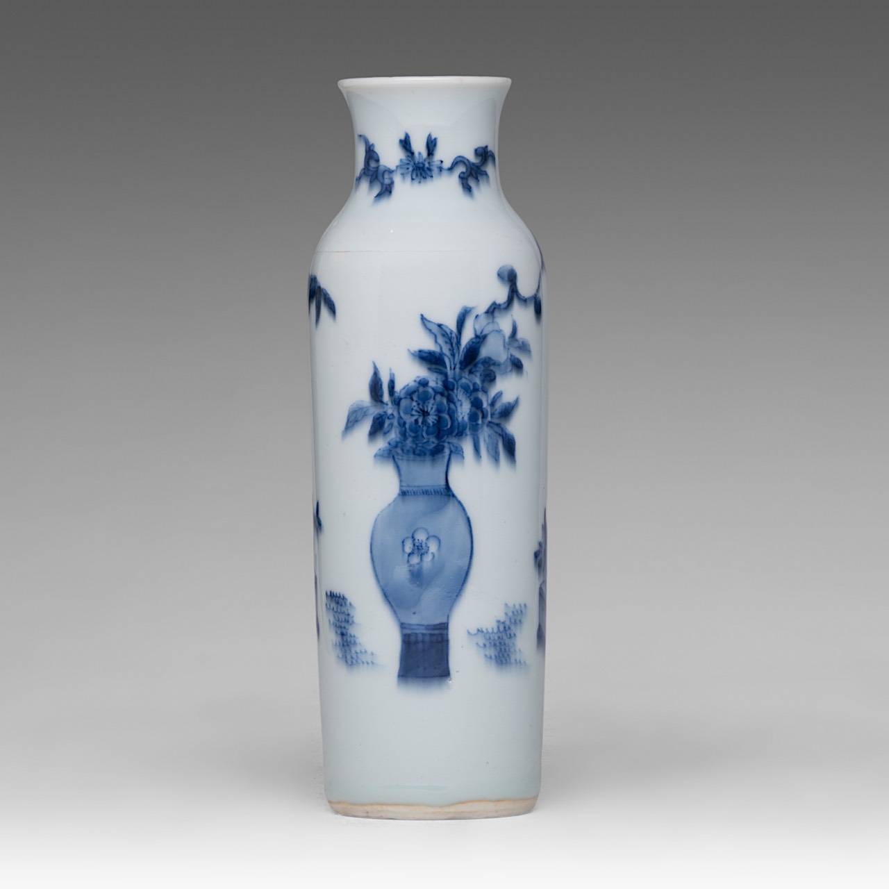 A Chinese blue and white 'Antiquities' sleeve vase, Transitional period, H 21 cm - Image 4 of 6