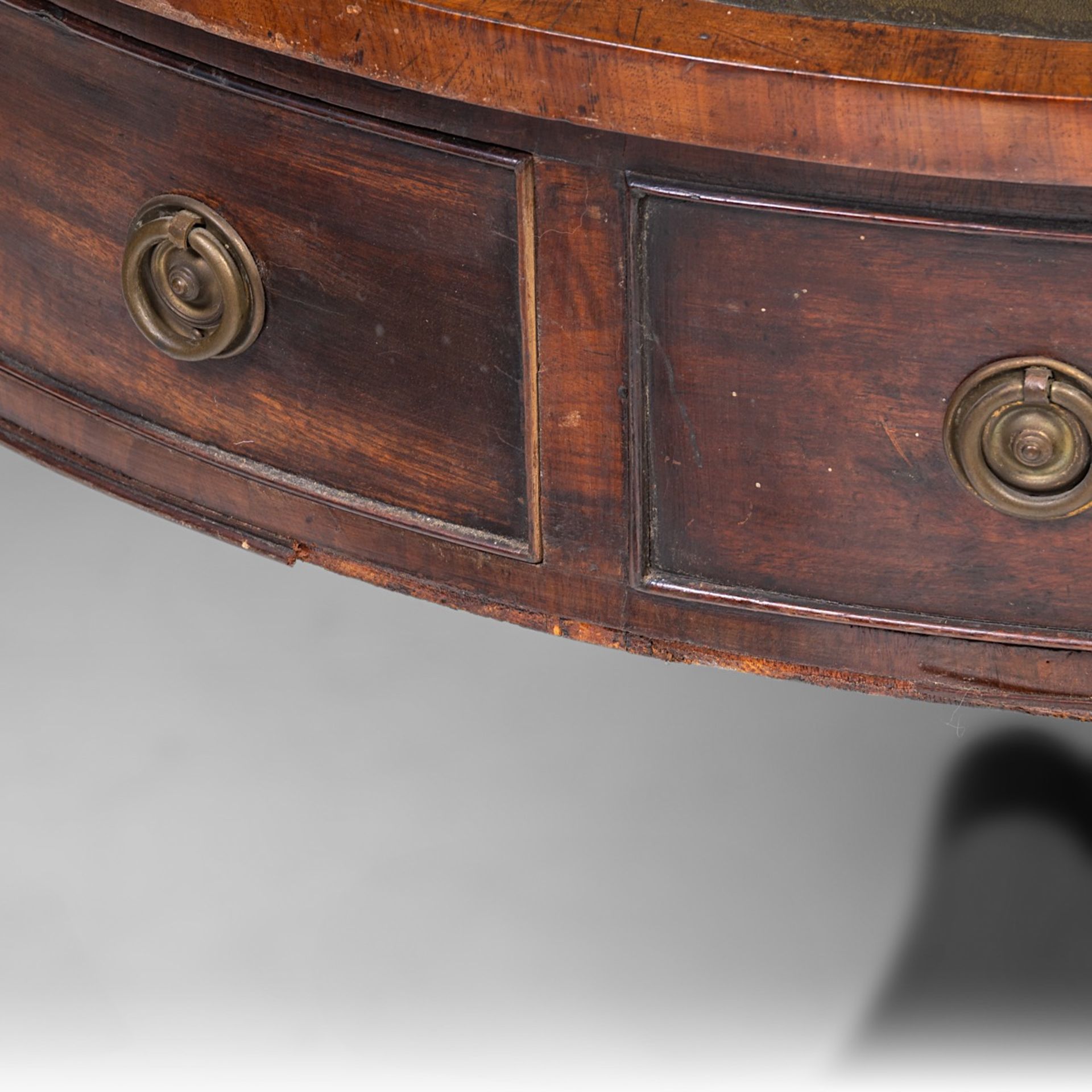 An English revolving drum table, marked with a crowned WR, ca. 1800, H 74 cm - dia 91 cm - Image 7 of 9