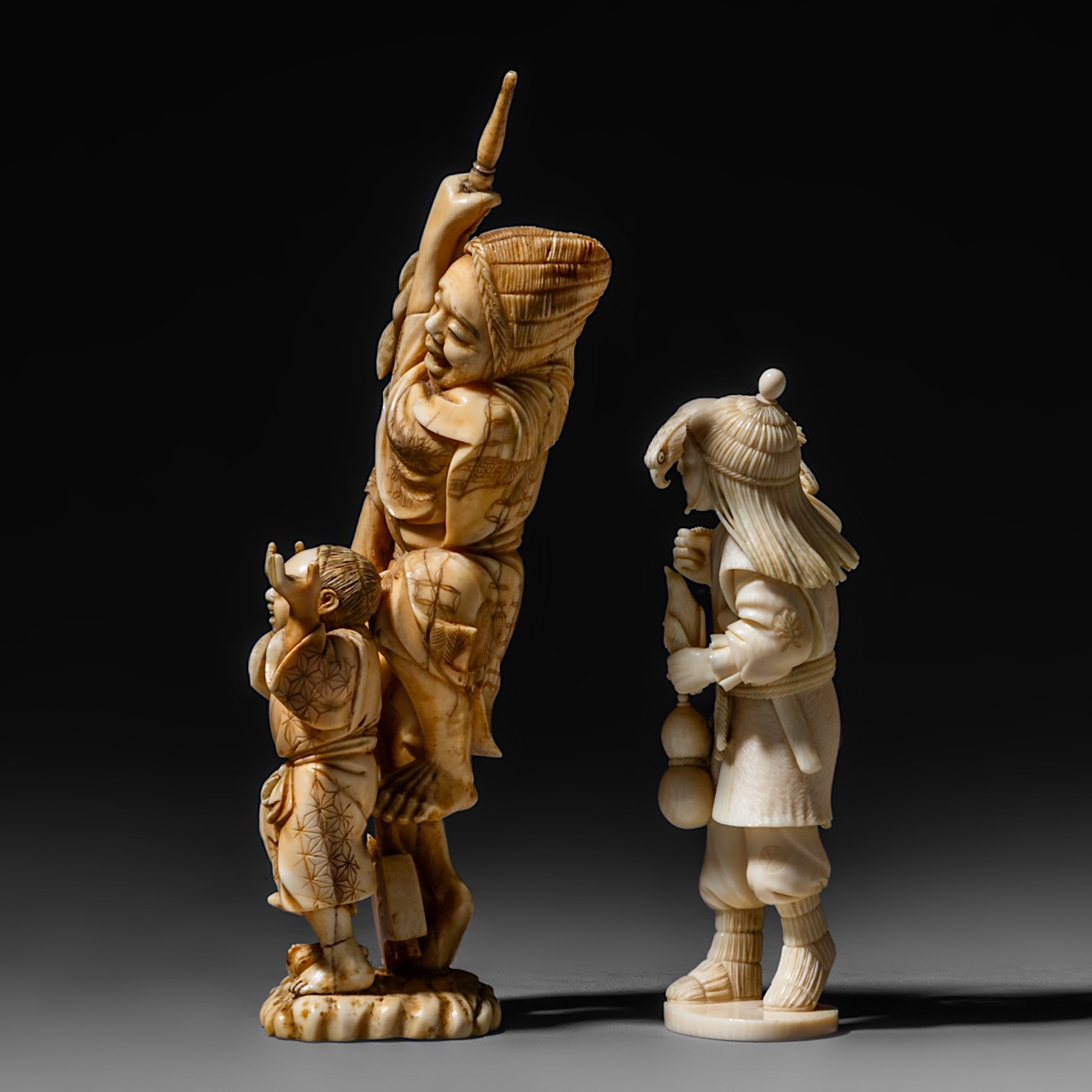 Two ivory okimono, Meiji period (1868-1912); one of a huntsman and his hawk, H 14,7 cm - 177 g, one - Image 3 of 10