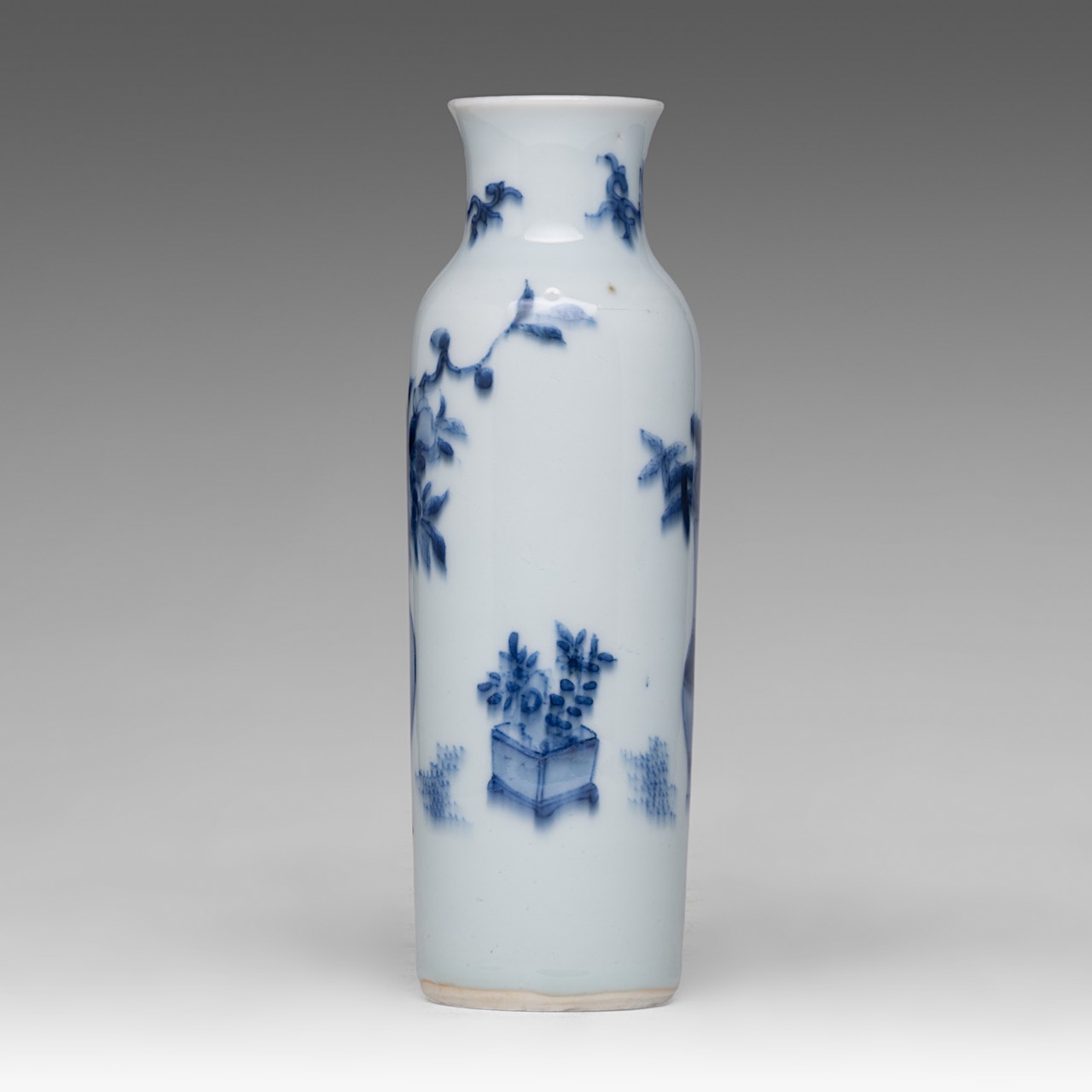 A Chinese blue and white 'Antiquities' sleeve vase, Transitional period, H 21 cm - Image 5 of 6