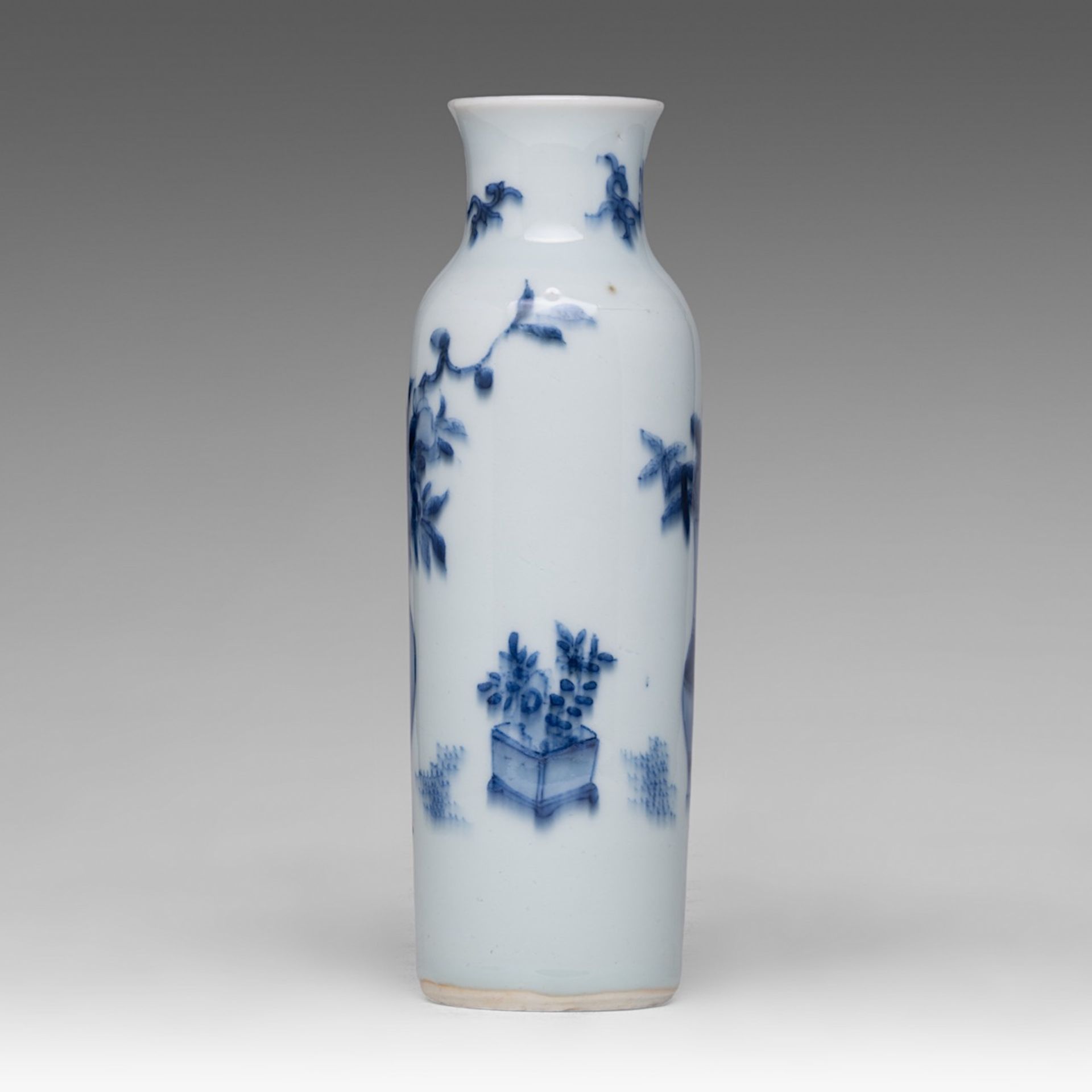 A Chinese blue and white 'Antiquities' sleeve vase, Transitional period, H 21 cm - Bild 5 aus 6