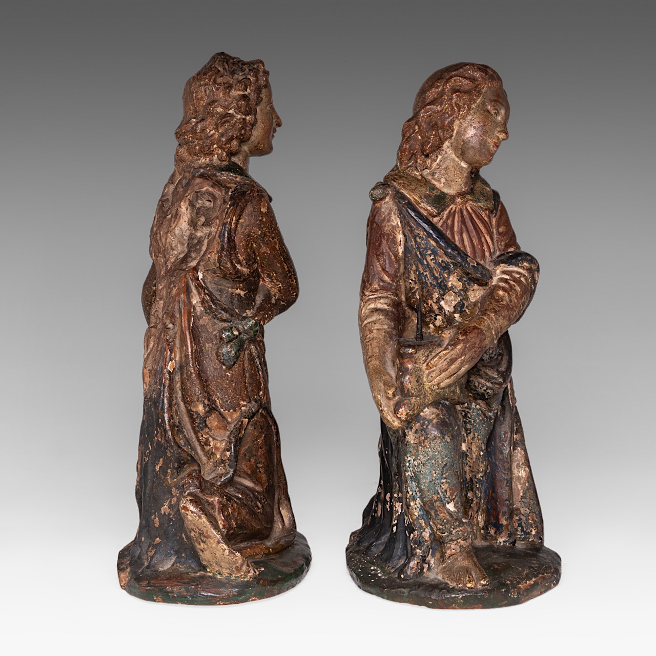 An exceptional pair of 16thC polychrome terracotta angels holding a pricket candlestick, H 38-39 cm - Image 5 of 7