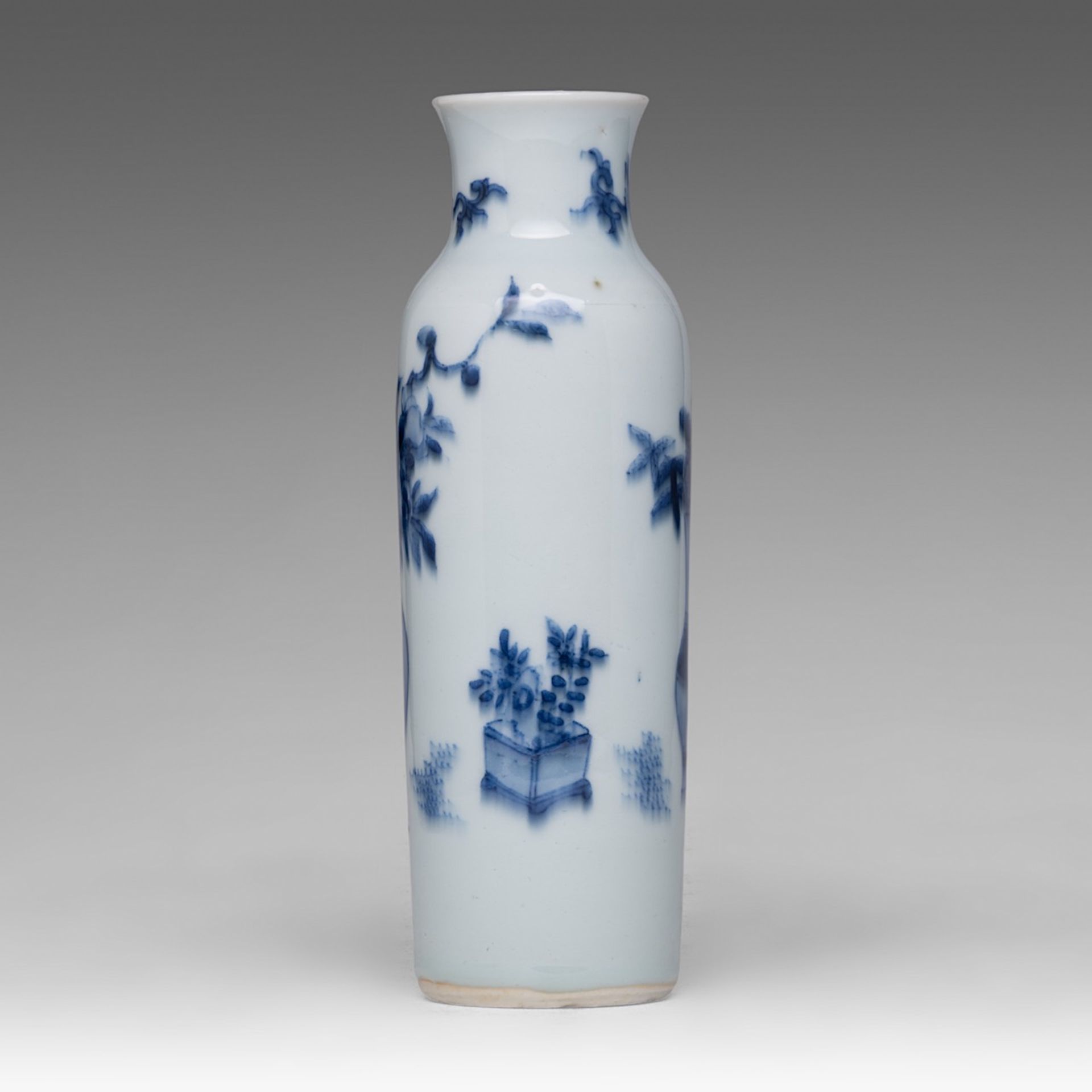 A Chinese blue and white 'Antiquities' sleeve vase, Transitional period, H 21 cm - Bild 2 aus 6