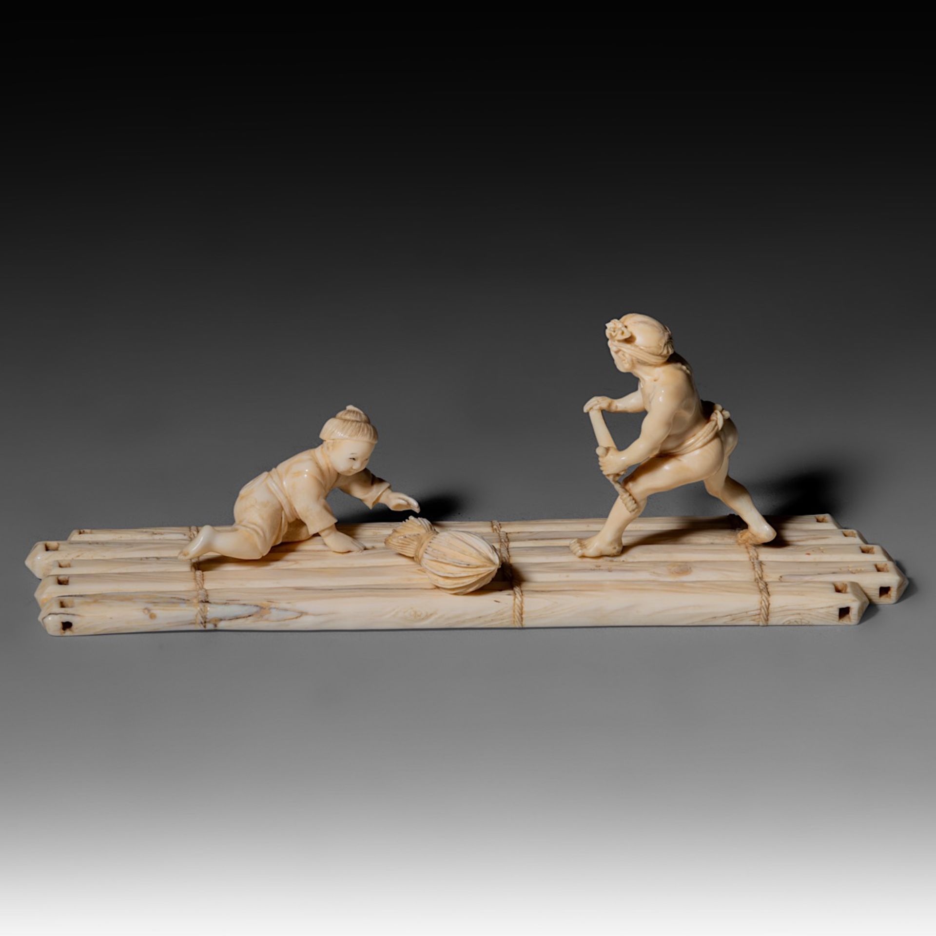 Two Japanese Meiji-period (1868-1912) ivory okimono; one depicts a man rowing a raft while a child s - Bild 3 aus 19