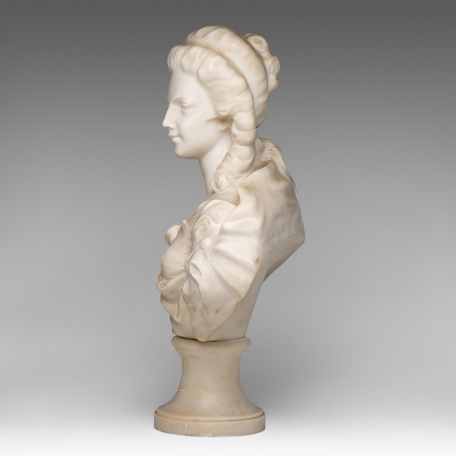 An alabaster bust of a female beauty in the Louis XVI era (Marie-Antoinette?), H 56 cm - Image 3 of 5